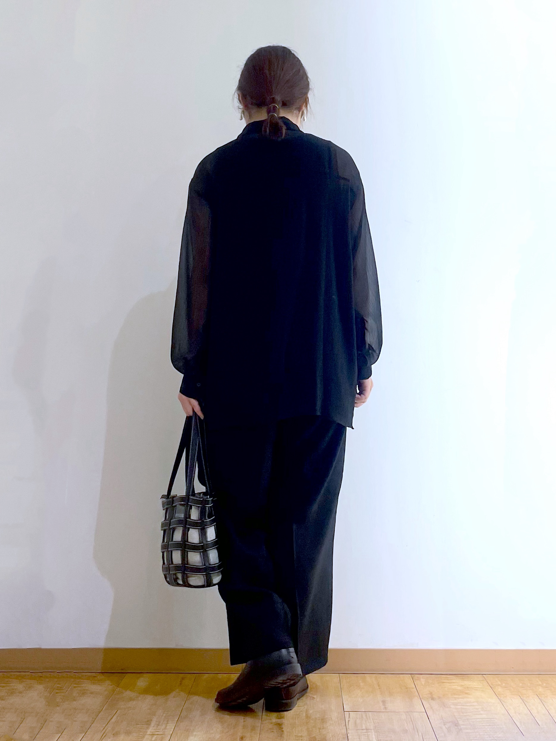 かのさんの「SHOO･LA･RUE｜【洗濯機可】ダブルポケット 楊柳しぼしぼシアーシャツ」を使ったコーディネート