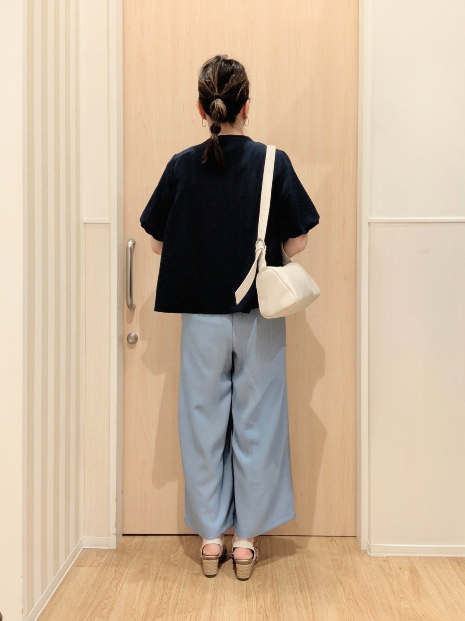 あさんの「SHOO･LA･RUE｜【洗濯機可】バルーンスリーブで二の腕カバー キーネック5分袖ブラウス」を使ったコーディネート
