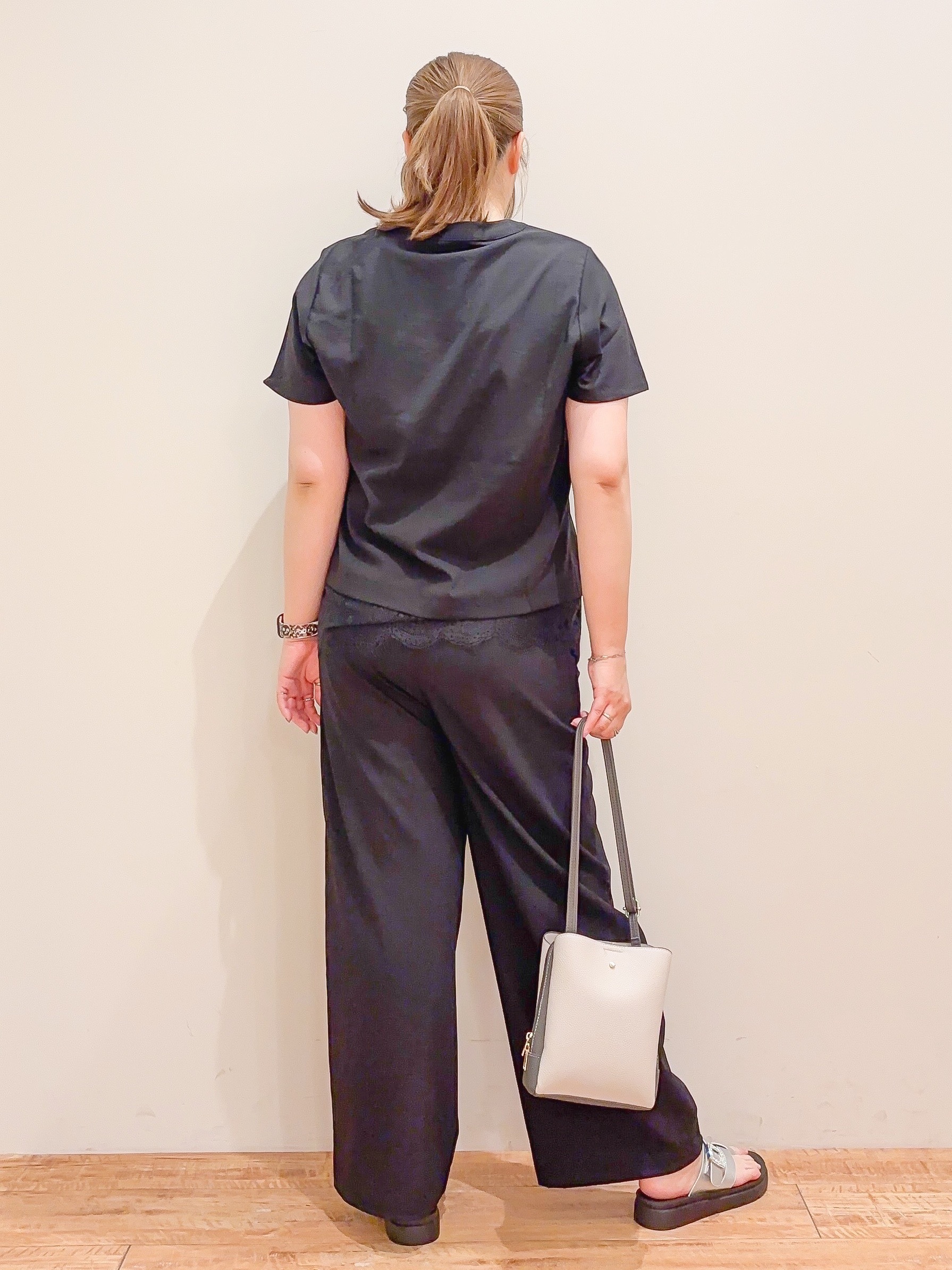 naoさんの「SHOO･LA･RUE｜【S-LL/洗濯機可】軽凛(かろりん) 楽に着られて上品 裾レーススキッパーブラウス」を使ったコーディネート