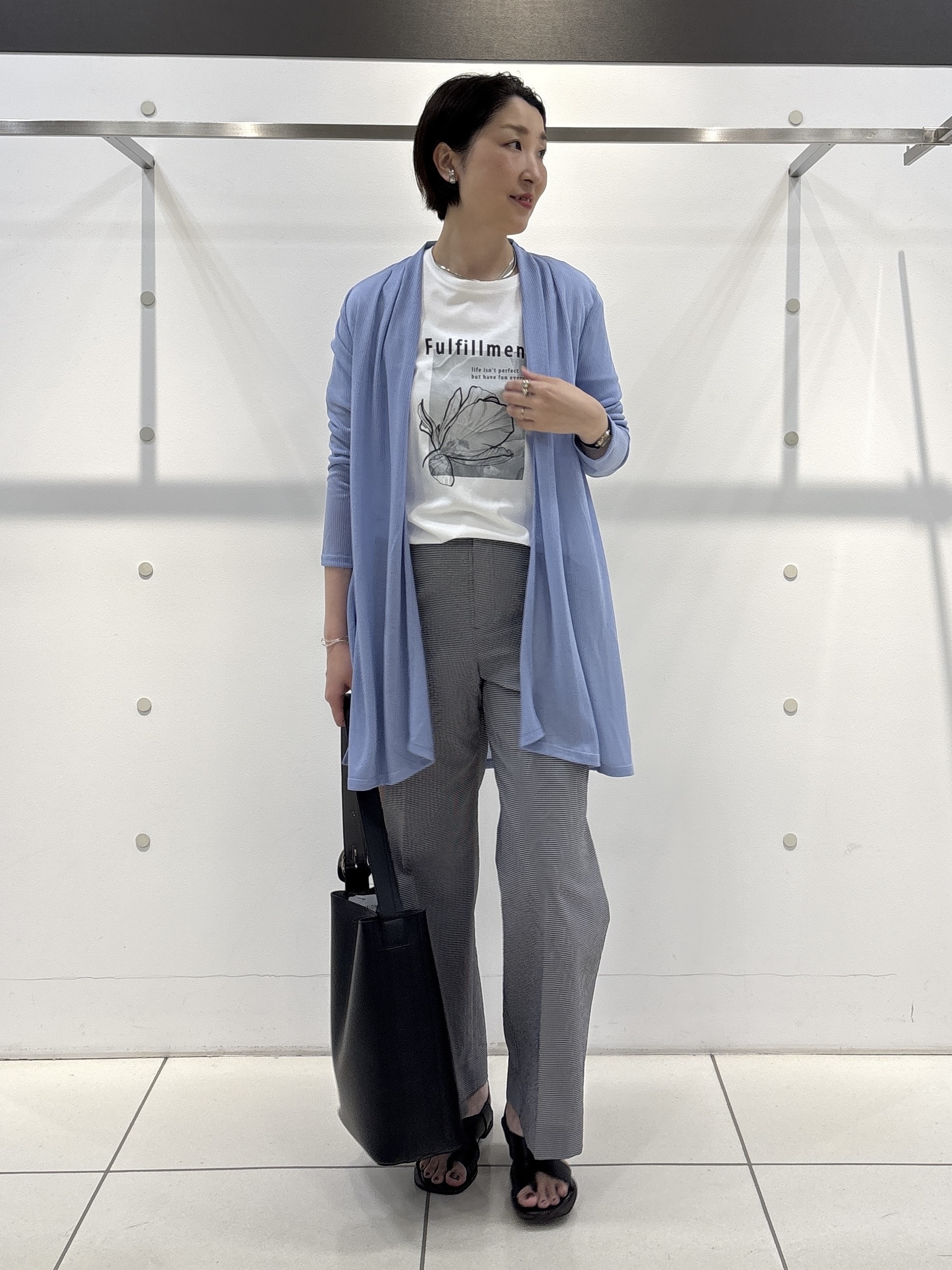 yuriさんの「INDIVI｜【洗える／アンサンブル可能】シアーストライプカーディガン」を使ったコーディネート