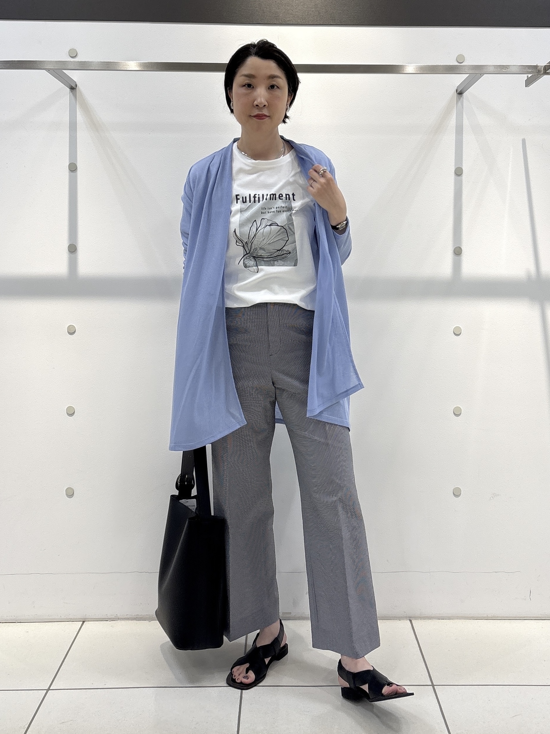 yuriさんの「INDIVI｜【洗える／アンサンブル可能】シアーストライプカーディガン」を使ったコーディネート