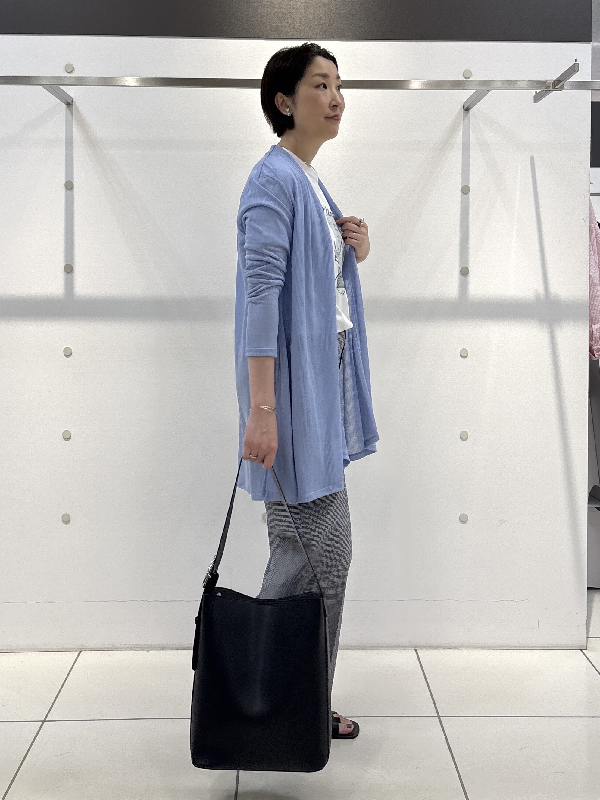 yuriさんの「INDIVI｜【洗える／アンサンブル可能】シアーストライプカーディガン」を使ったコーディネート