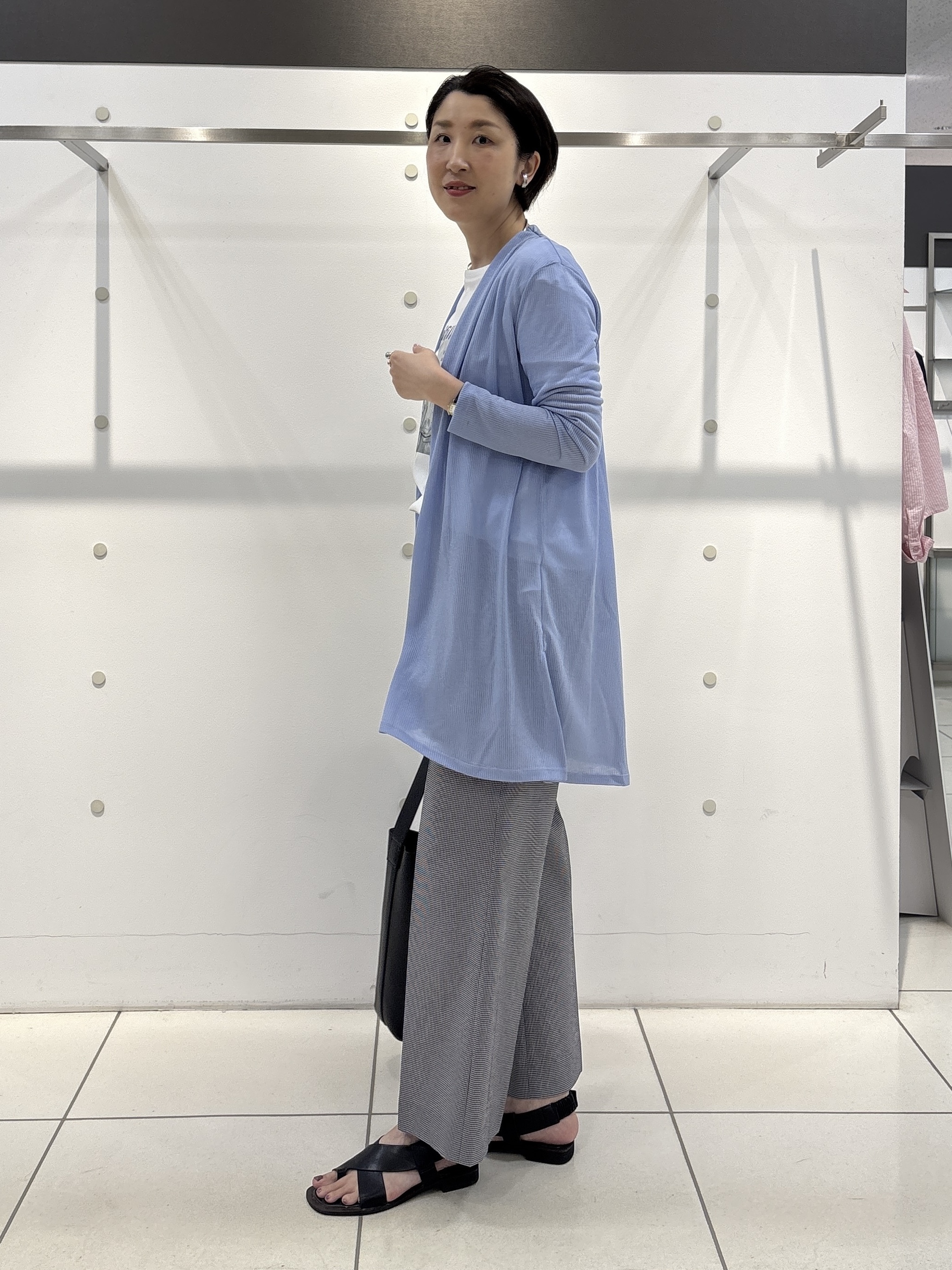 yuriさんの「INDIVI｜【洗える／アンサンブル可能】シアーストライプカーディガン」を使ったコーディネート