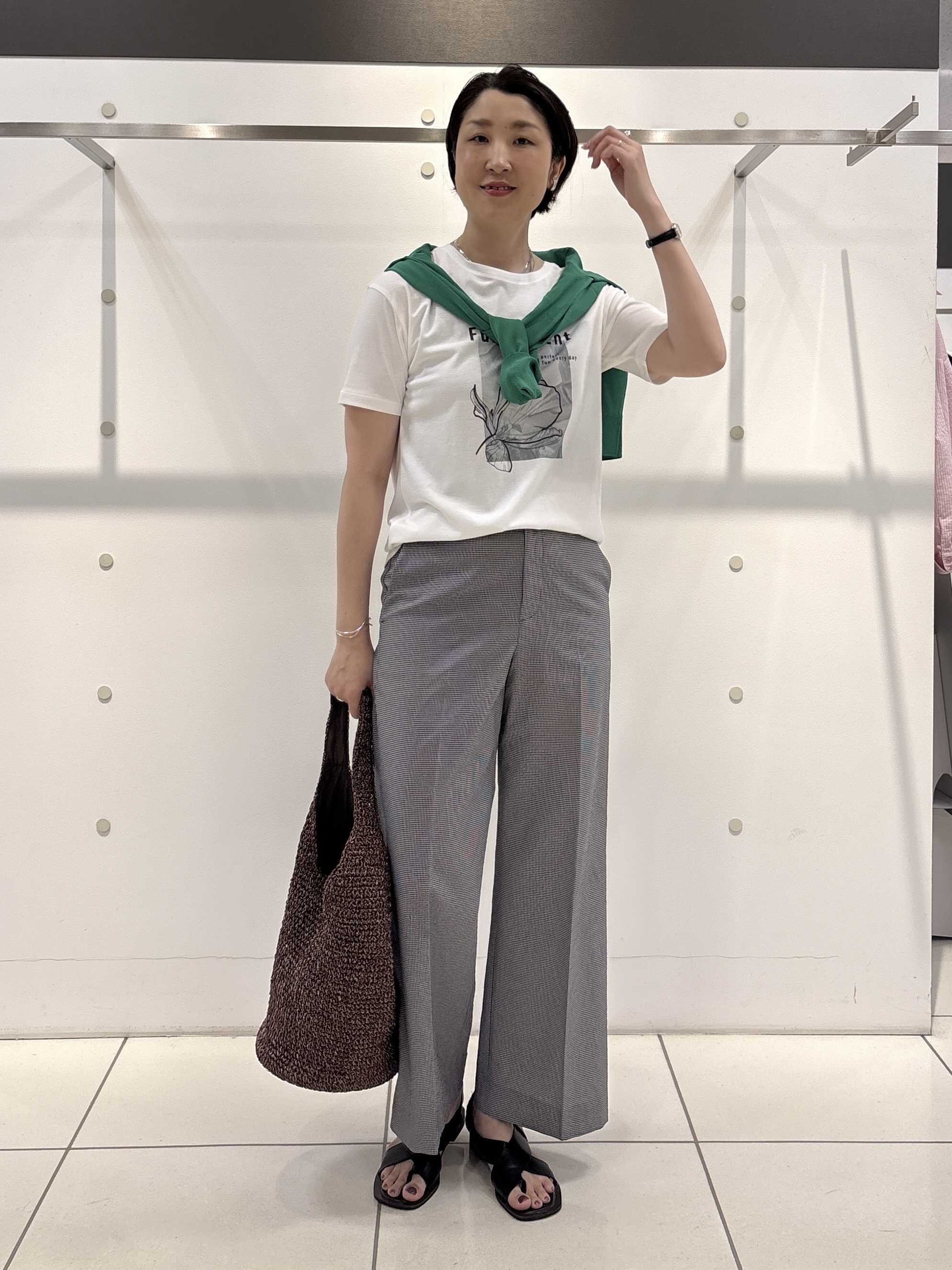 yuriさんの「INDIVI｜【洗える／アンサンブル可能】シアーストライプカーディガン」を使ったコーディネート