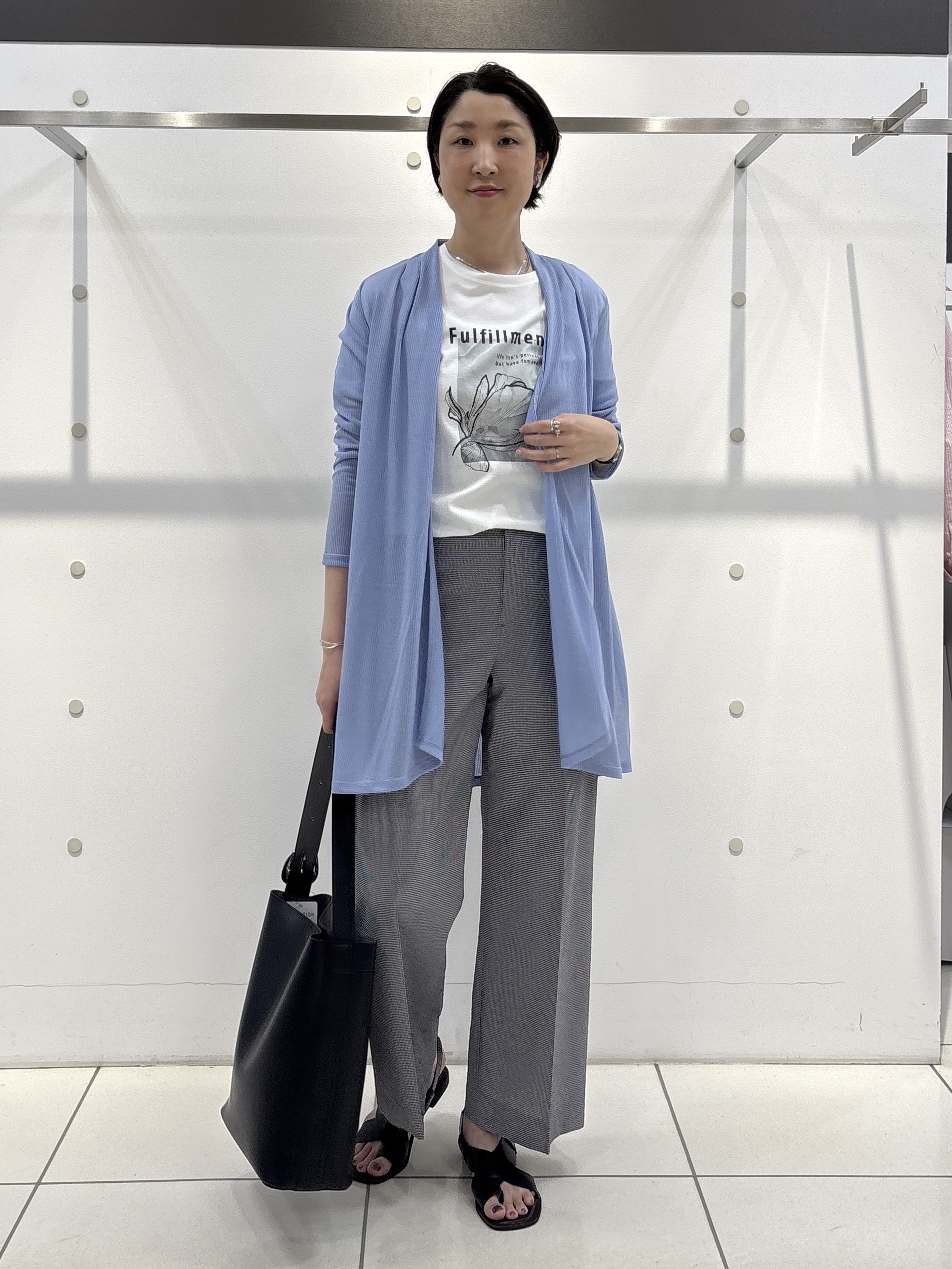 yuriさんの「INDIVI｜【洗える／アンサンブル可能】シアーストライプカーディガン」を使ったコーディネート