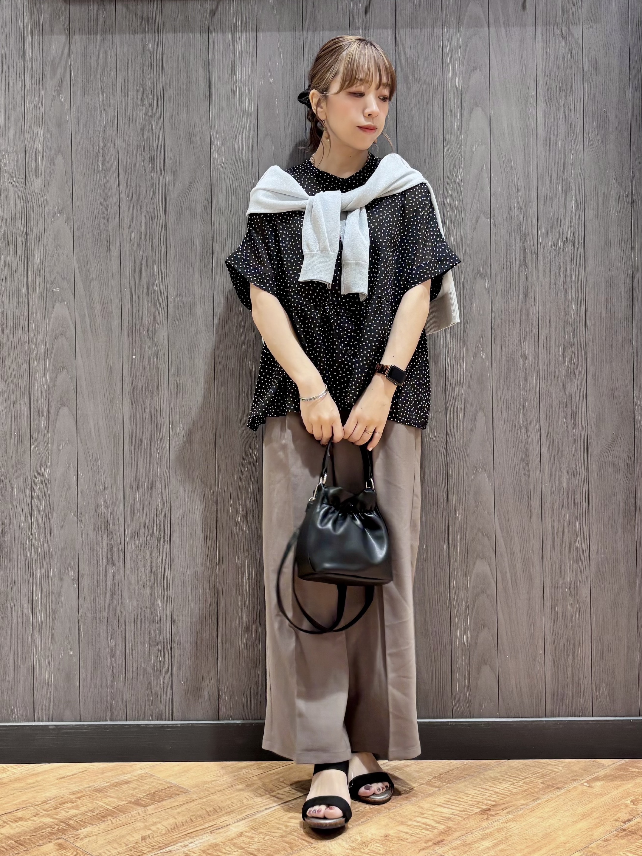 meiさんの「SHOO･LA･RUE｜【通気性〇/洗濯機可/S-LL】シアーラメカーディガン」を使ったコーディネート