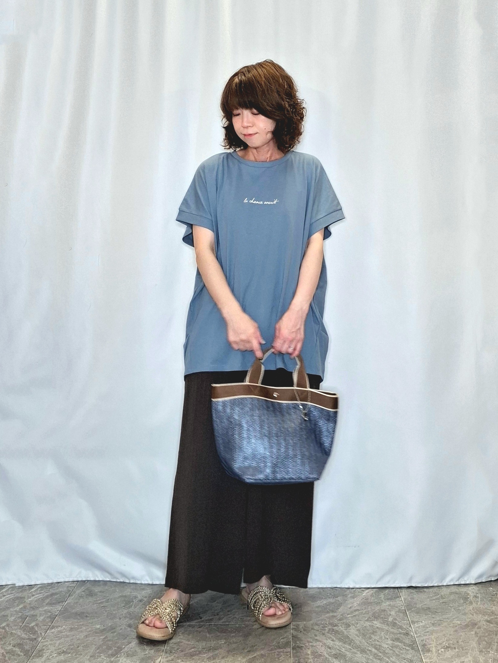 ぬーさんの「SHOO･LA･RUE｜【洗濯後しわになりにくい/体型カバー】二の腕も隠せる　お袖ロールアップ半袖シャツ」を使ったコーディネート