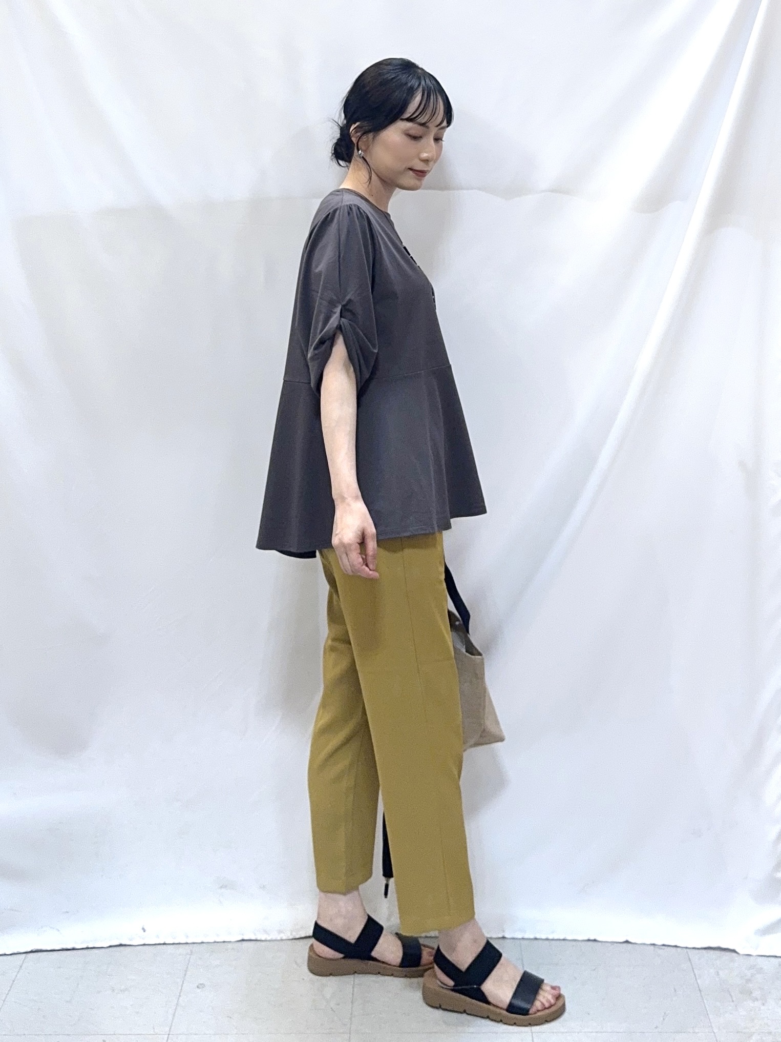 𝐇𝐢𝐫𝐨𝐦𝐢さんの「SHOO･LA･RUE｜【S-LL/洗濯機可】切り替えラインでスタイルアップ お袖ねじり ペプラムトップス」を使ったコーディネート