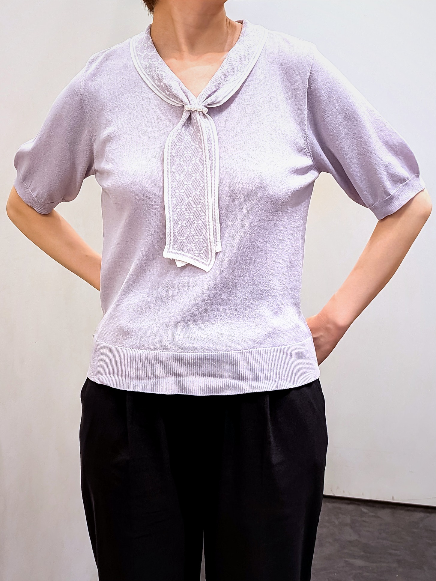 やまちゃんさんの「grove｜【大人気アイテム5分袖で登場！】スカーフ柄ボウタイ五分袖ニットプルオーバ―」を使ったコーディネート