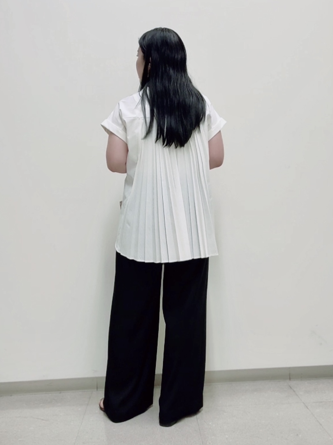 なかじさんの「UNTITLED｜【吸水速乾/接触冷感】バックプリーツデザインブラウス」を使ったコーディネート
