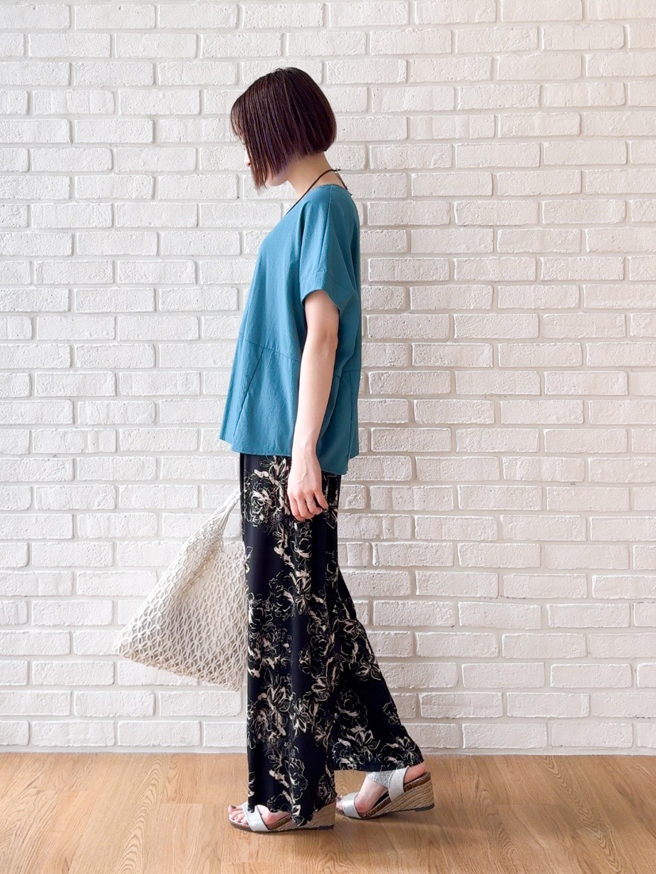 𝐜𝐡𝐢𝐤𝐚さんの「SHOO･LA･RUE｜【洗濯機可/セットアップ可】軽凛(かろりん) シンプル上品 切替コクーントップス」を使ったコーディネート