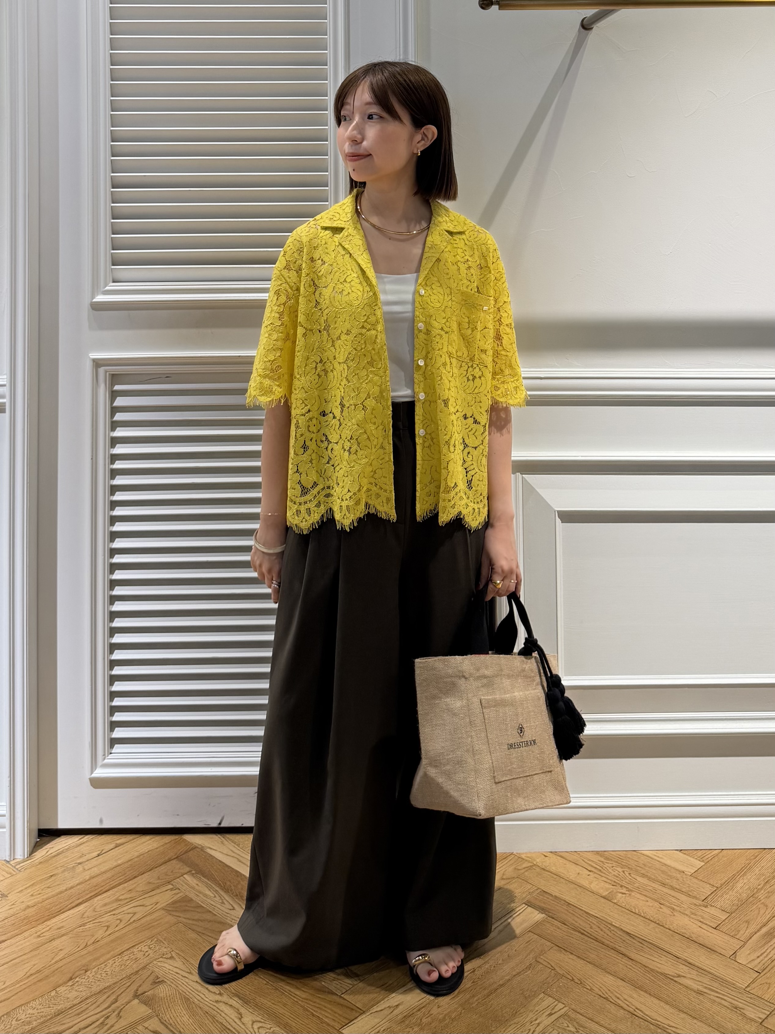 つじ まこさんの「DRESSTERIOR｜【ウォッシャブル/羽織りにも便利】シアーコードレースブラウス」を使ったコーディネート