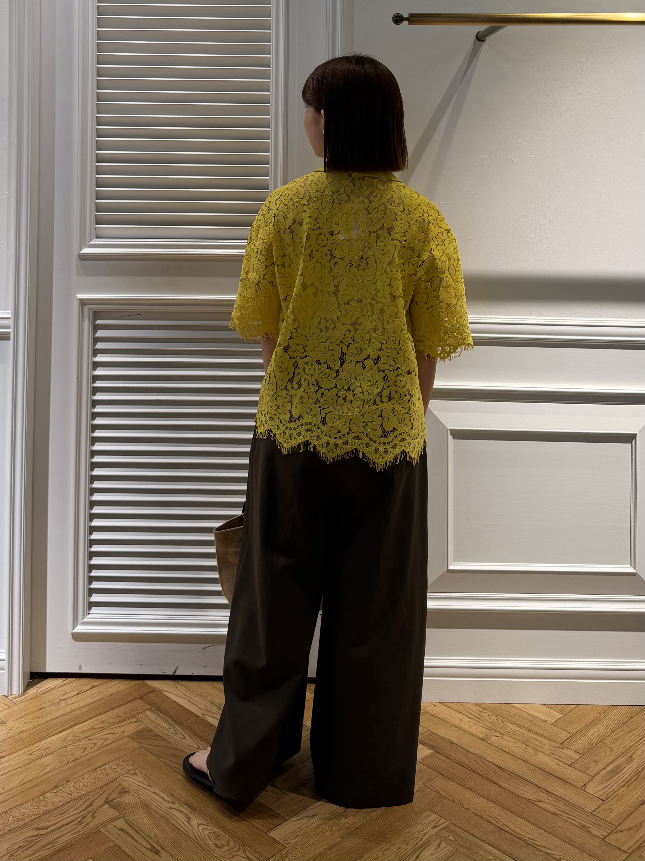つじ まこさんの「DRESSTERIOR｜【ウォッシャブル/羽織りにも便利】シアーコードレースブラウス」を使ったコーディネート