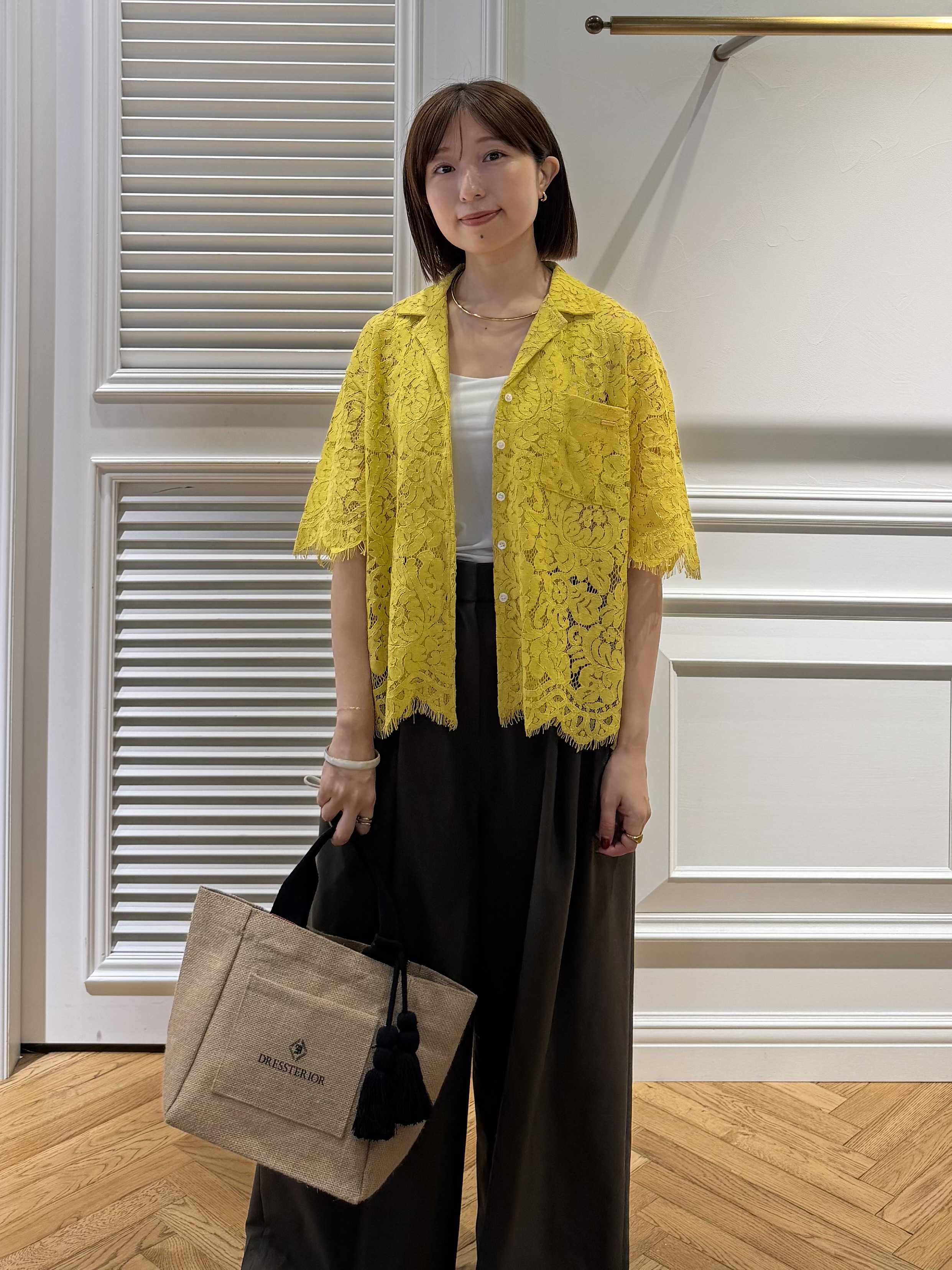 つじ まこさんの「DRESSTERIOR｜【ウォッシャブル/羽織りにも便利】シアーコードレースブラウス」を使ったコーディネート