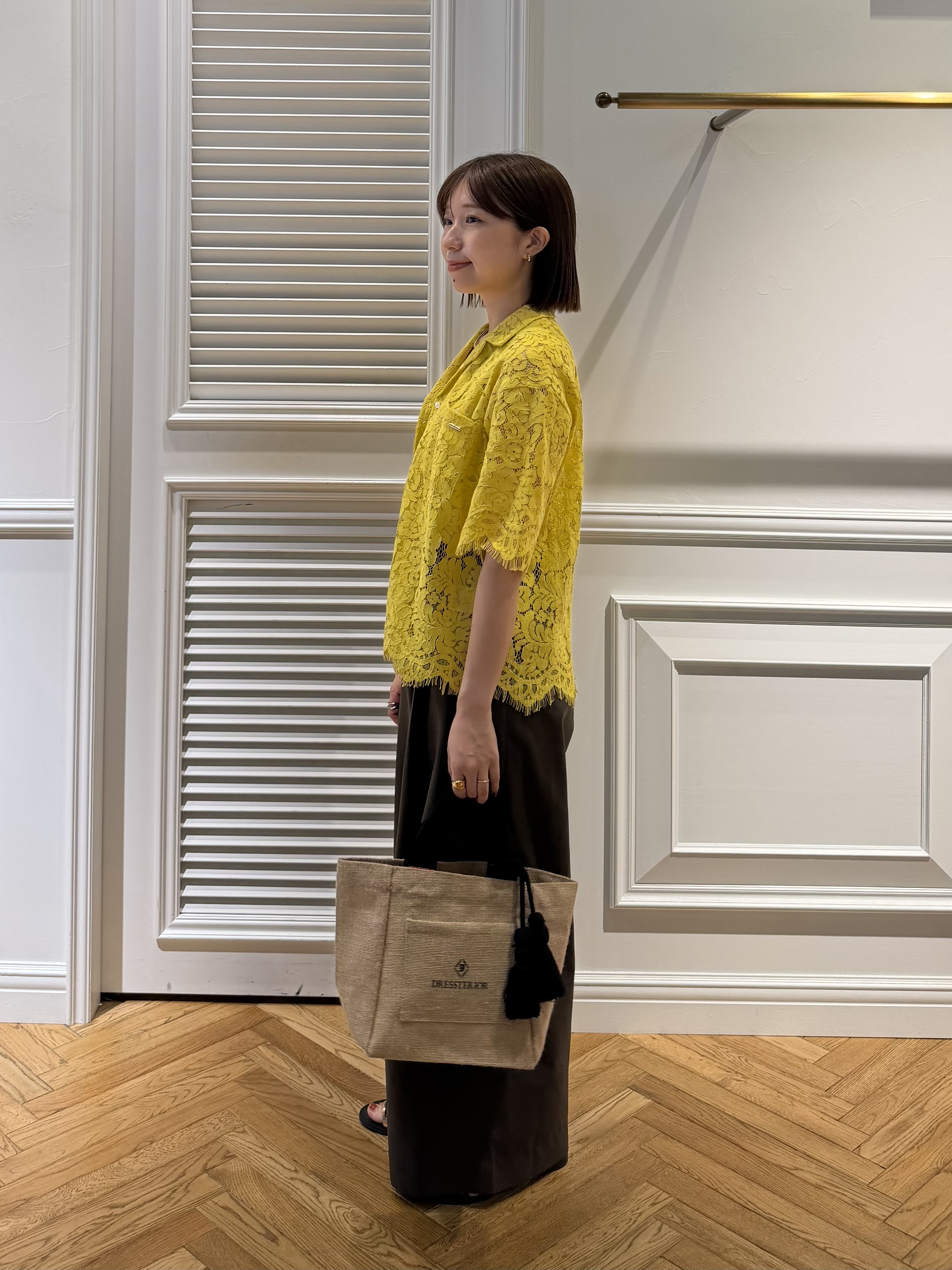 つじ まこさんの「DRESSTERIOR｜【ウォッシャブル/羽織りにも便利】シアーコードレースブラウス」を使ったコーディネート