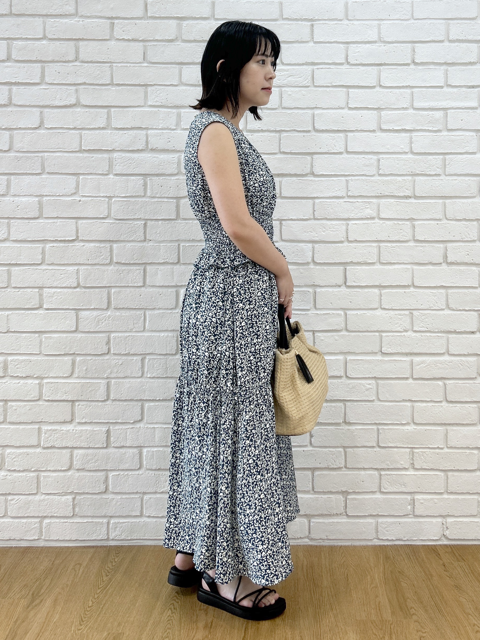 Hirokaさんの「grove｜【低身長さんも選べる着丈・洗濯機◎】花柄ウエストシャーリングワンピース」を使ったコーディネート