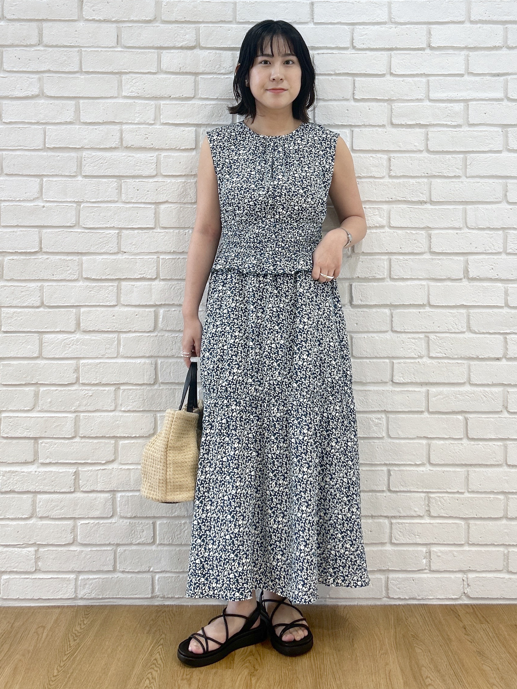 Hirokaさんの「grove｜【低身長さんも選べる着丈・洗濯機◎】花柄ウエストシャーリングワンピース」を使ったコーディネート