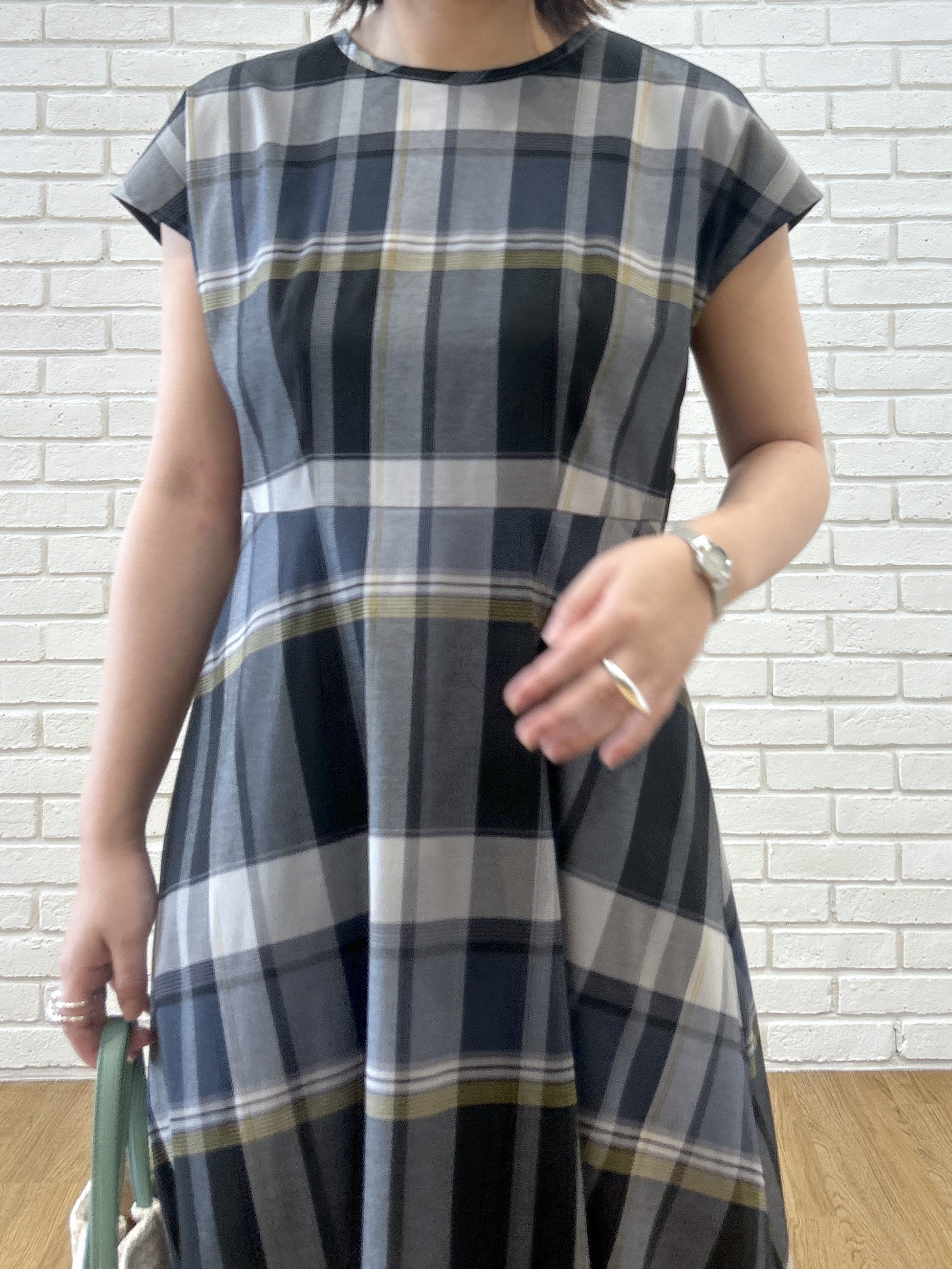 Hirokaさんの「grove｜【低身長さんも選べる着丈】マドラスチェックワンピース」を使ったコーディネート