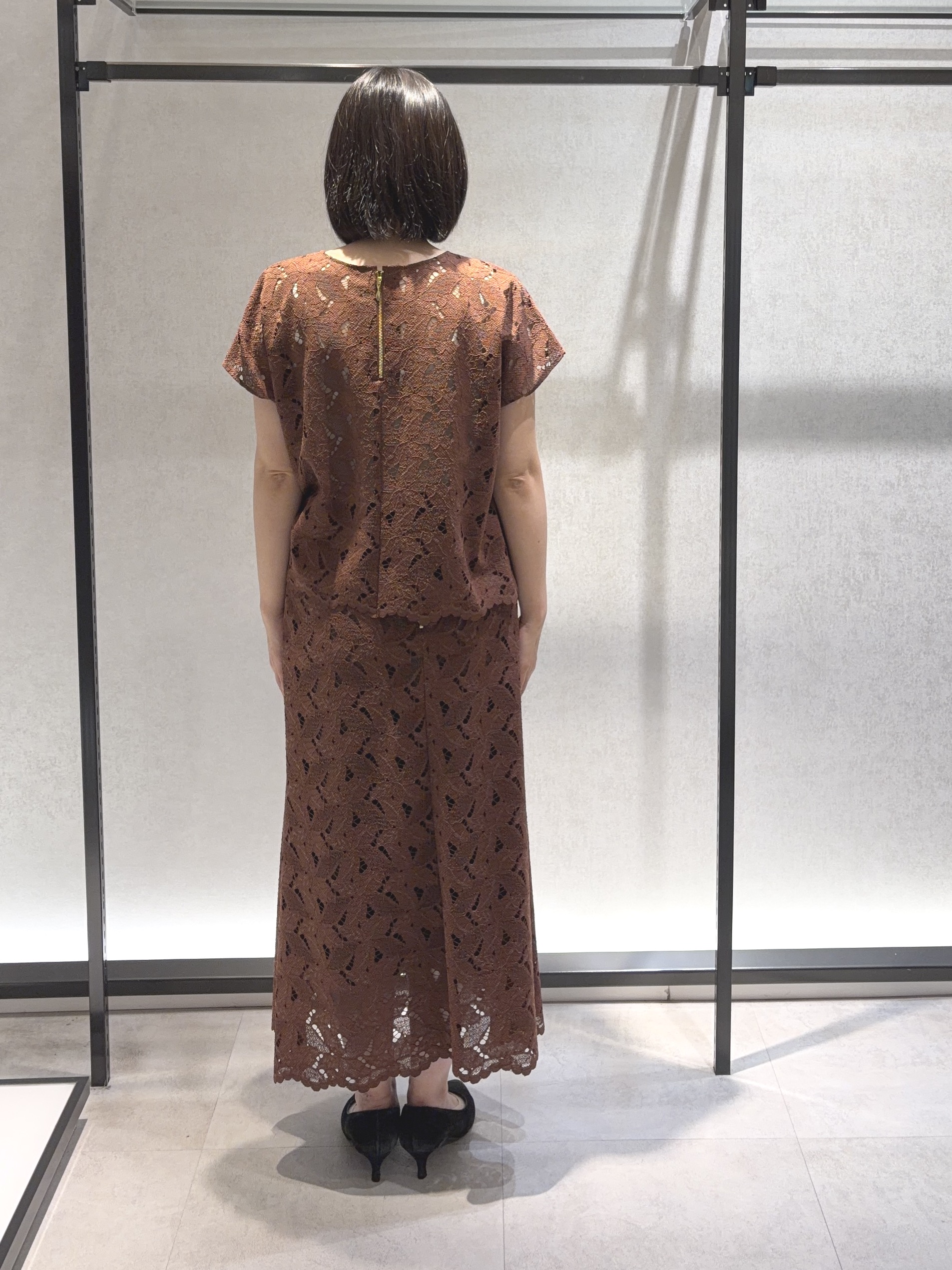 わたなべさんの「UNTITLED｜【セットアップ可/品のある透け感】リーフレースブラウス」を使ったコーディネート