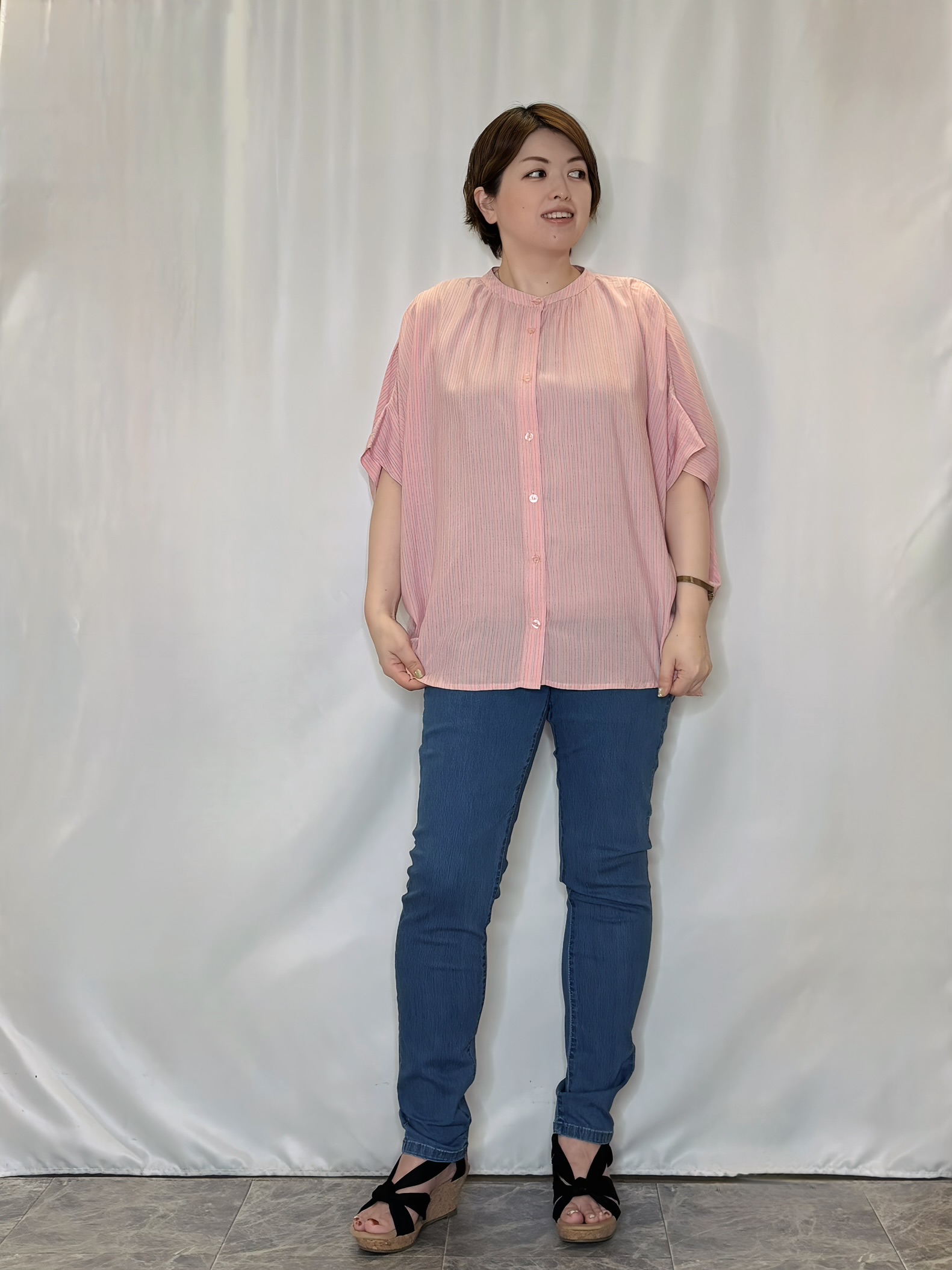 たみさんの「SHOO･LA･RUE｜【洗濯機可/体型カバー】二の腕隠れる ゆるっとドルマンバンドカラーシャツ」を使ったコーディネート