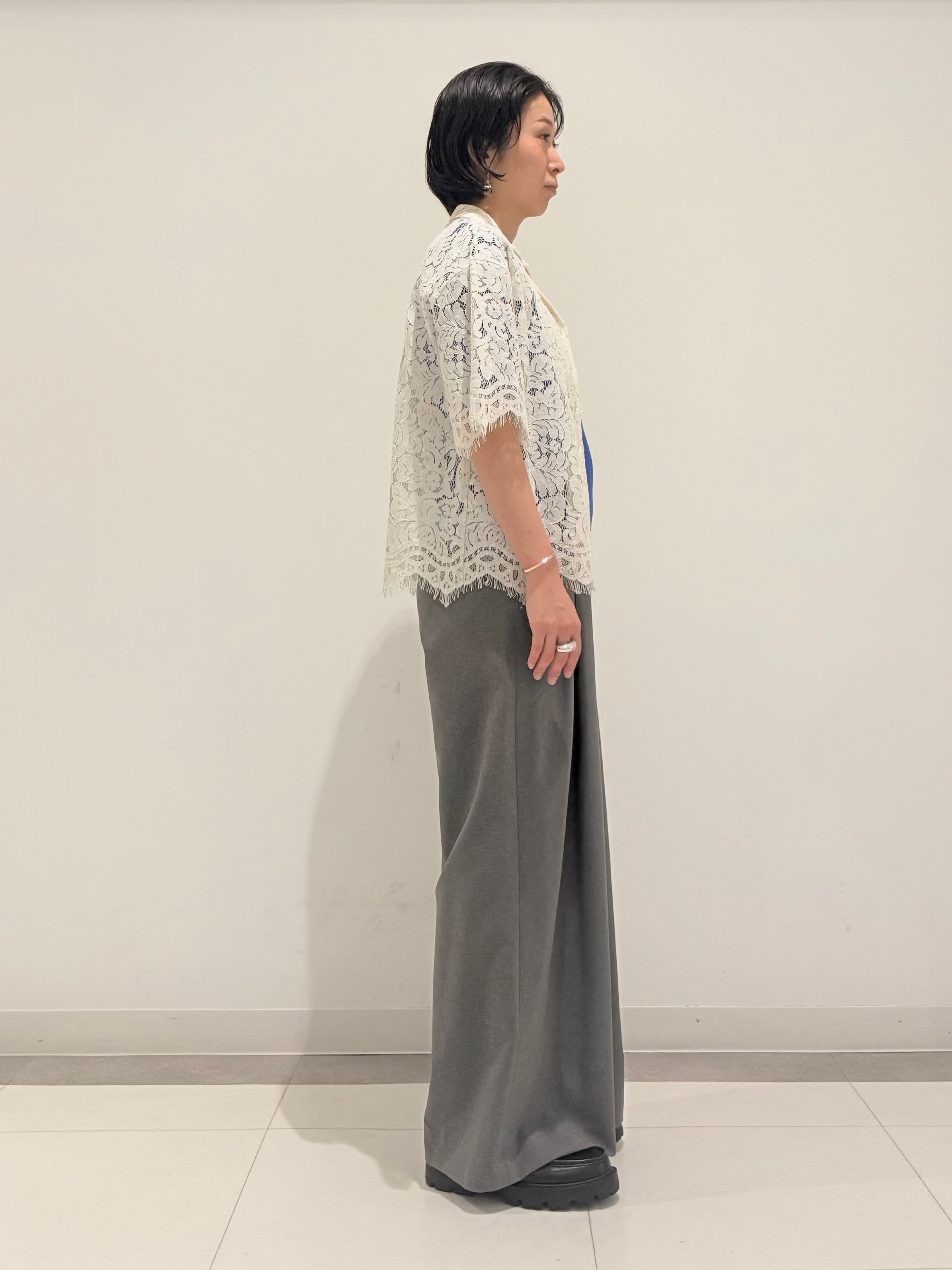 MIYAKAWAさんの「DRESSTERIOR｜【ウォッシャブル/羽織りにも便利】シアーコードレースブラウス」を使ったコーディネート
