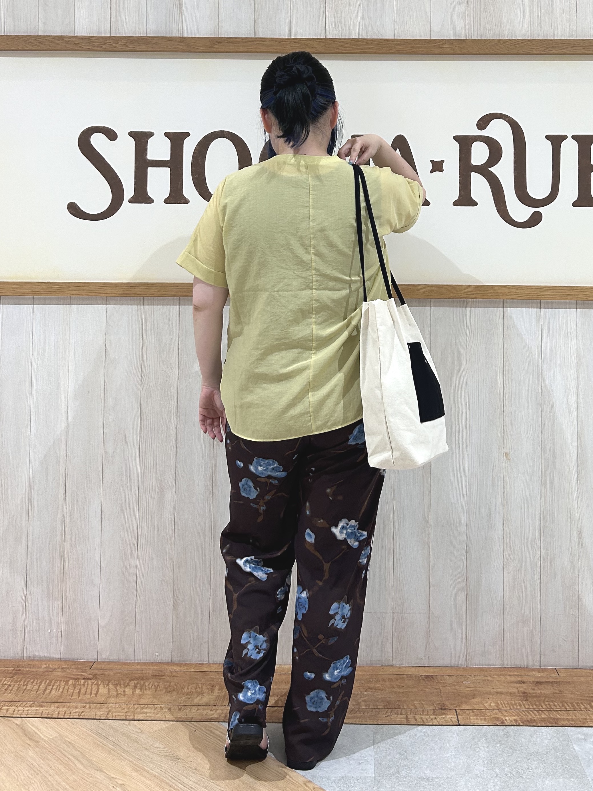 まるさんの「SHOO･LA･RUE｜【着丈選べる/体型カバー】洗濯後しわになりにくい さらっと快適ドルマントップス」を使ったコーディネート
