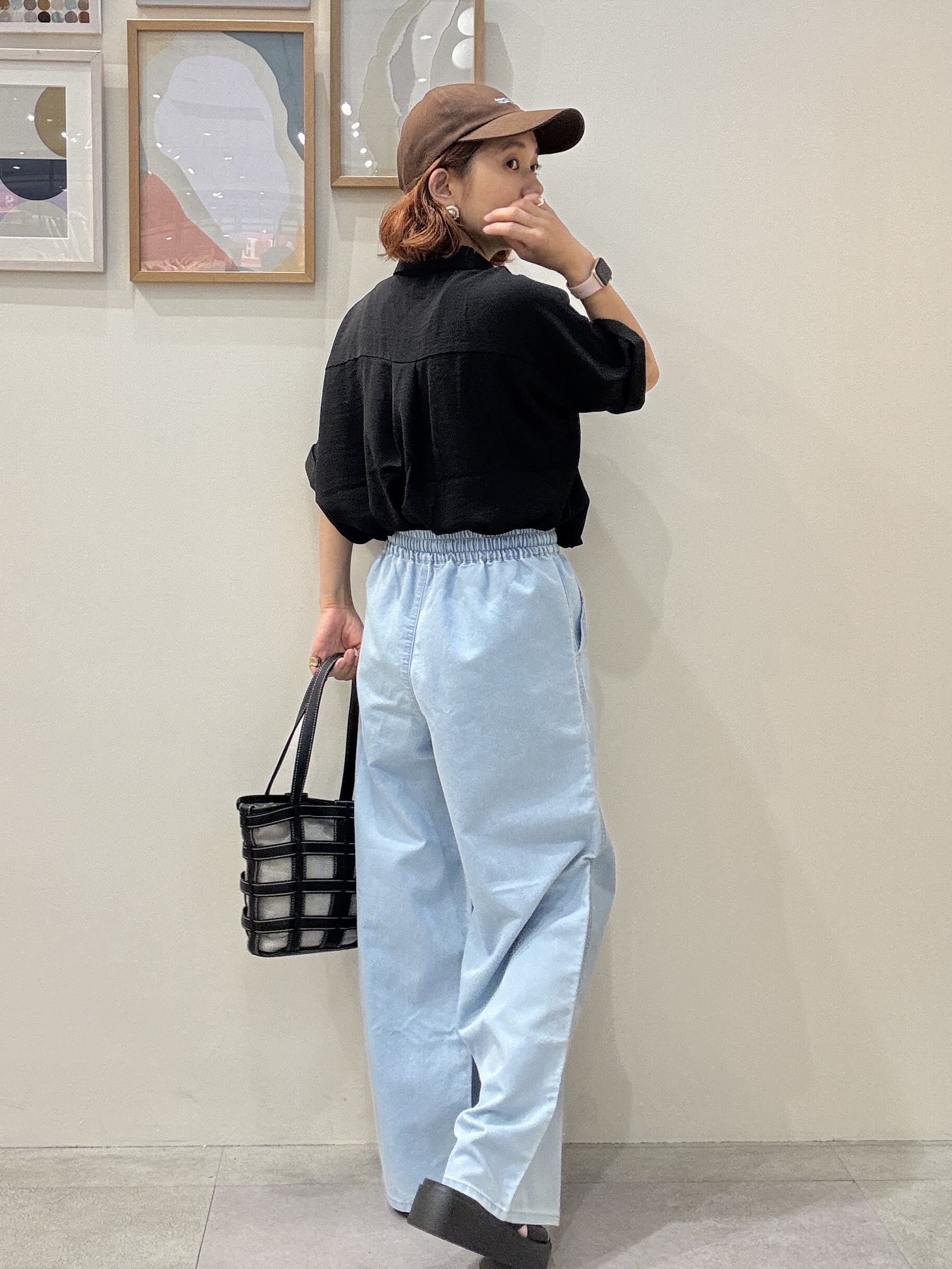 たけぴさんの「SHOO･LA･RUE｜【洗濯後しわになりにくい/体型カバー】二の腕も隠せる　お袖ロールアップ半袖シャツ」を使ったコーディネート