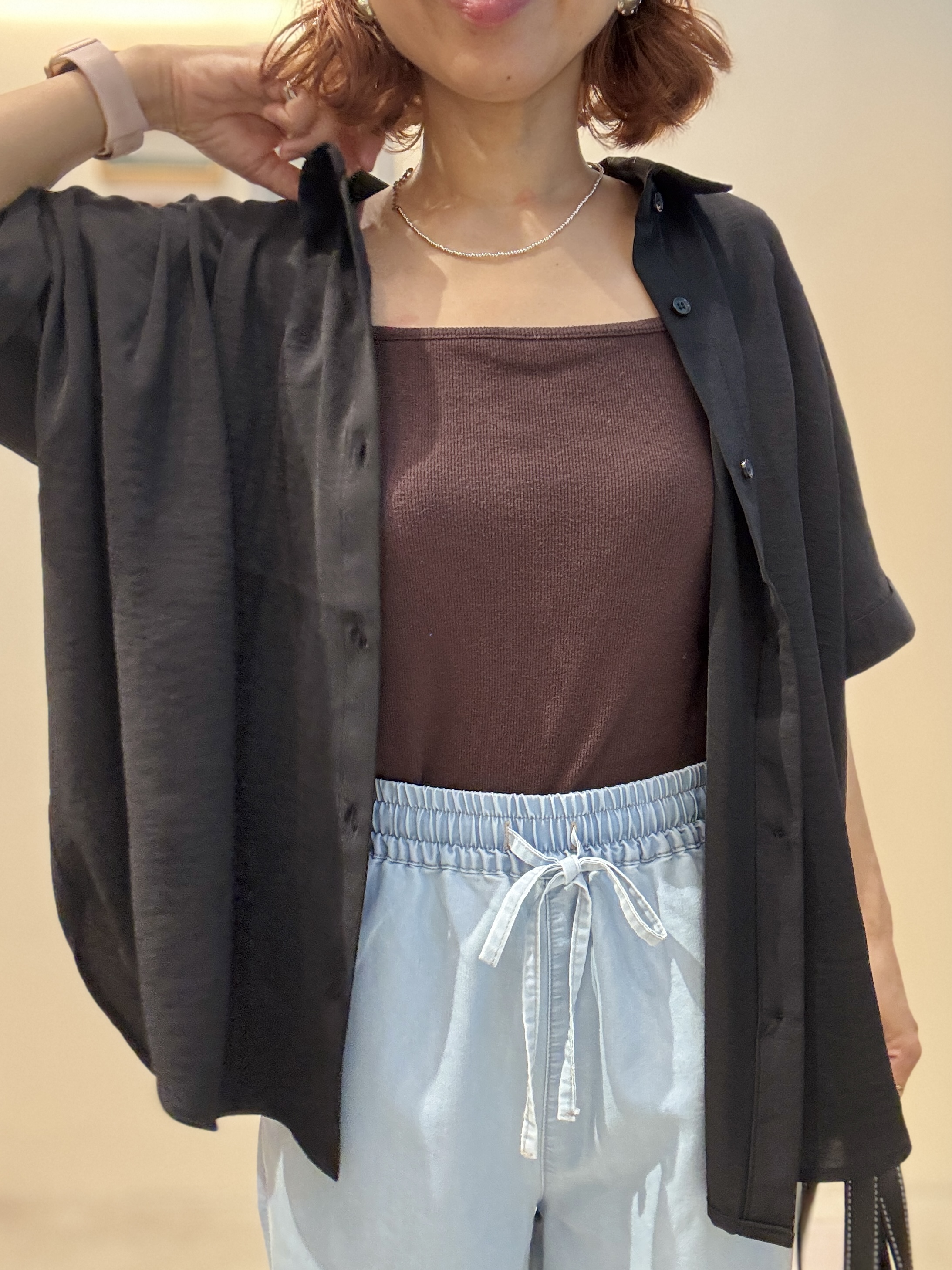 たけぴさんの「SHOO･LA･RUE｜【洗濯後しわになりにくい/体型カバー】二の腕も隠せる　お袖ロールアップ半袖シャツ」を使ったコーディネート