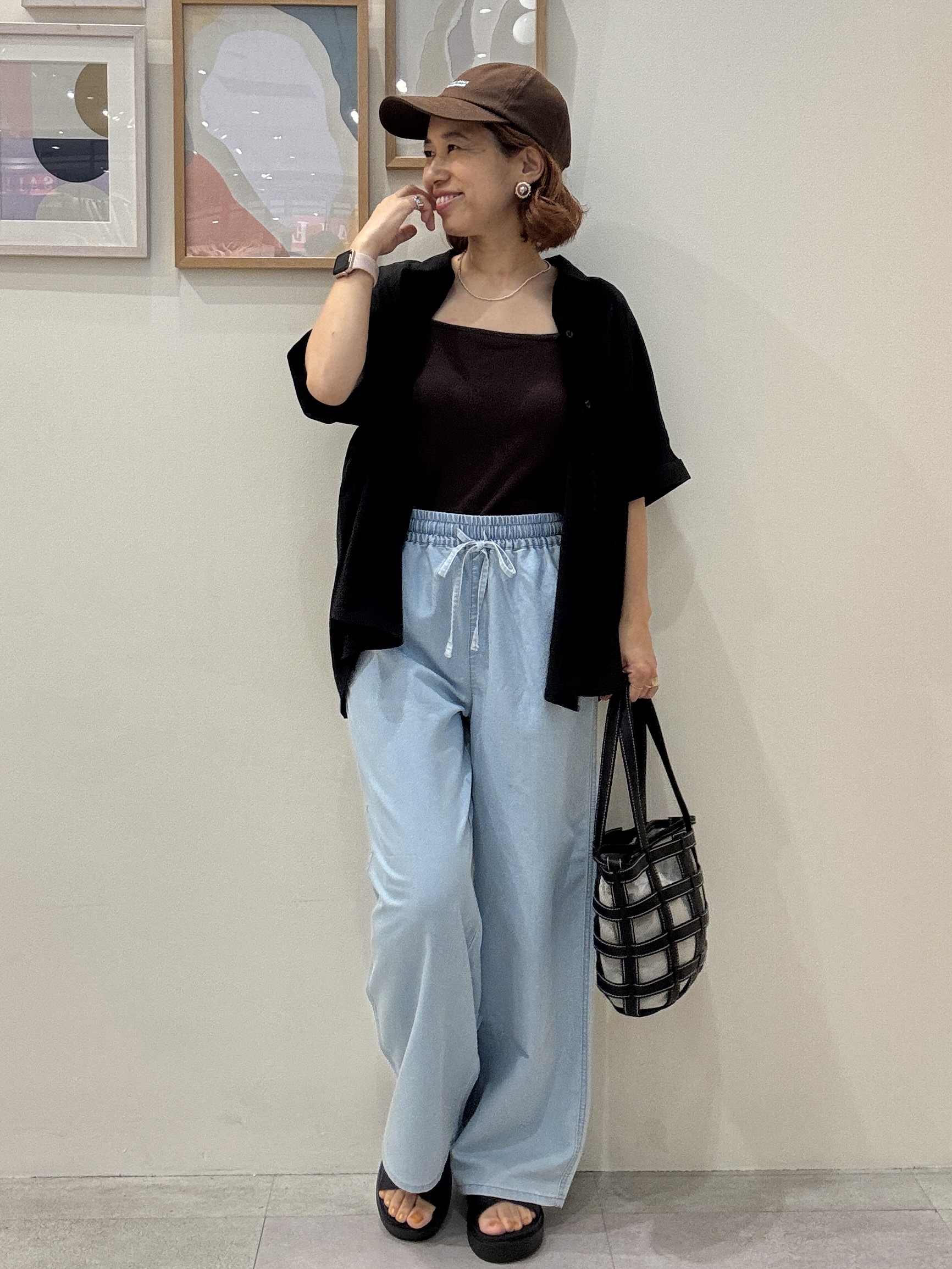 たけぴさんの「SHOO･LA･RUE｜【洗濯後しわになりにくい/体型カバー】二の腕も隠せる　お袖ロールアップ半袖シャツ」を使ったコーディネート