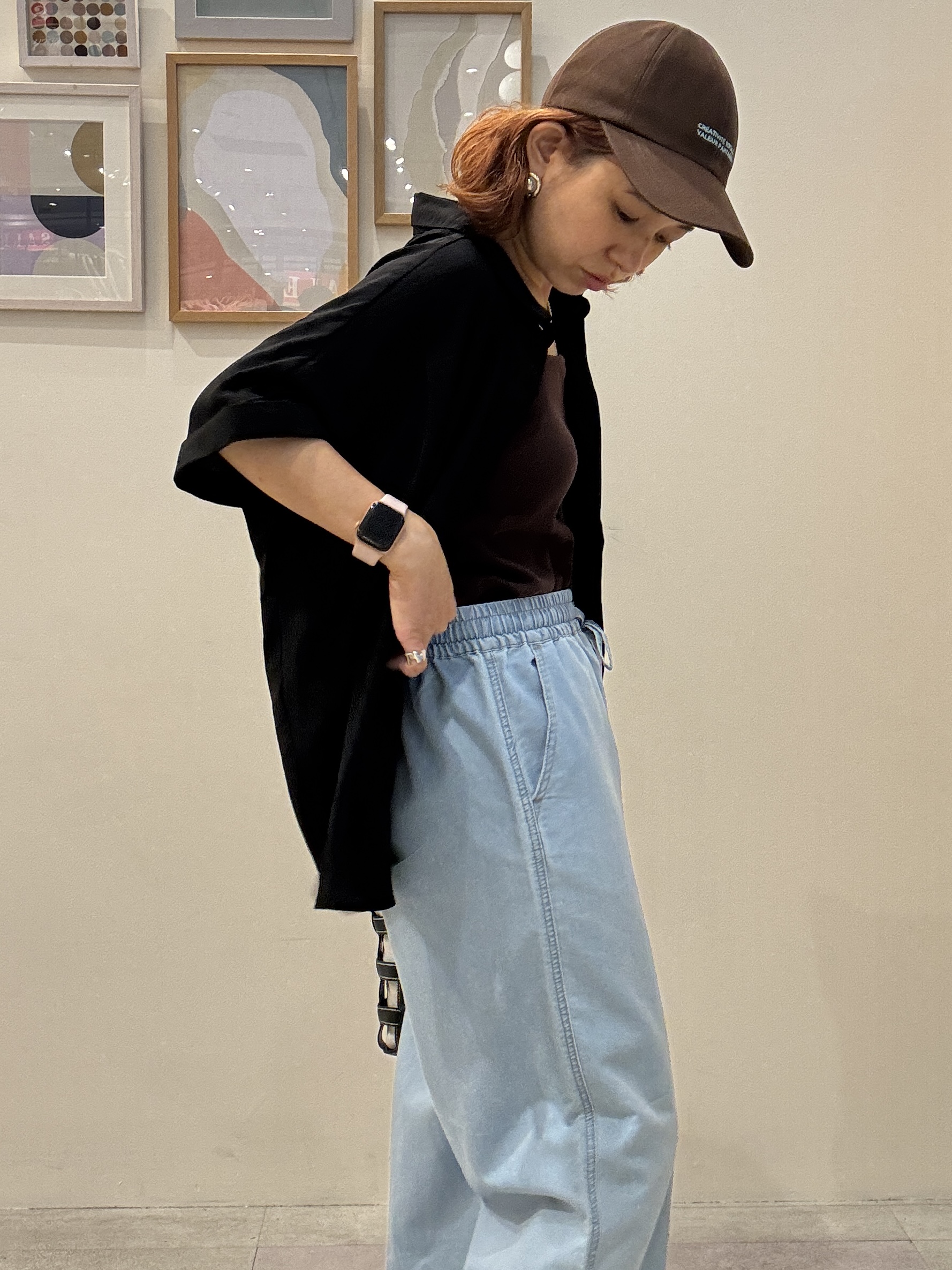 たけぴさんの「SHOO･LA･RUE｜【洗濯後しわになりにくい/体型カバー】二の腕も隠せる　お袖ロールアップ半袖シャツ」を使ったコーディネート