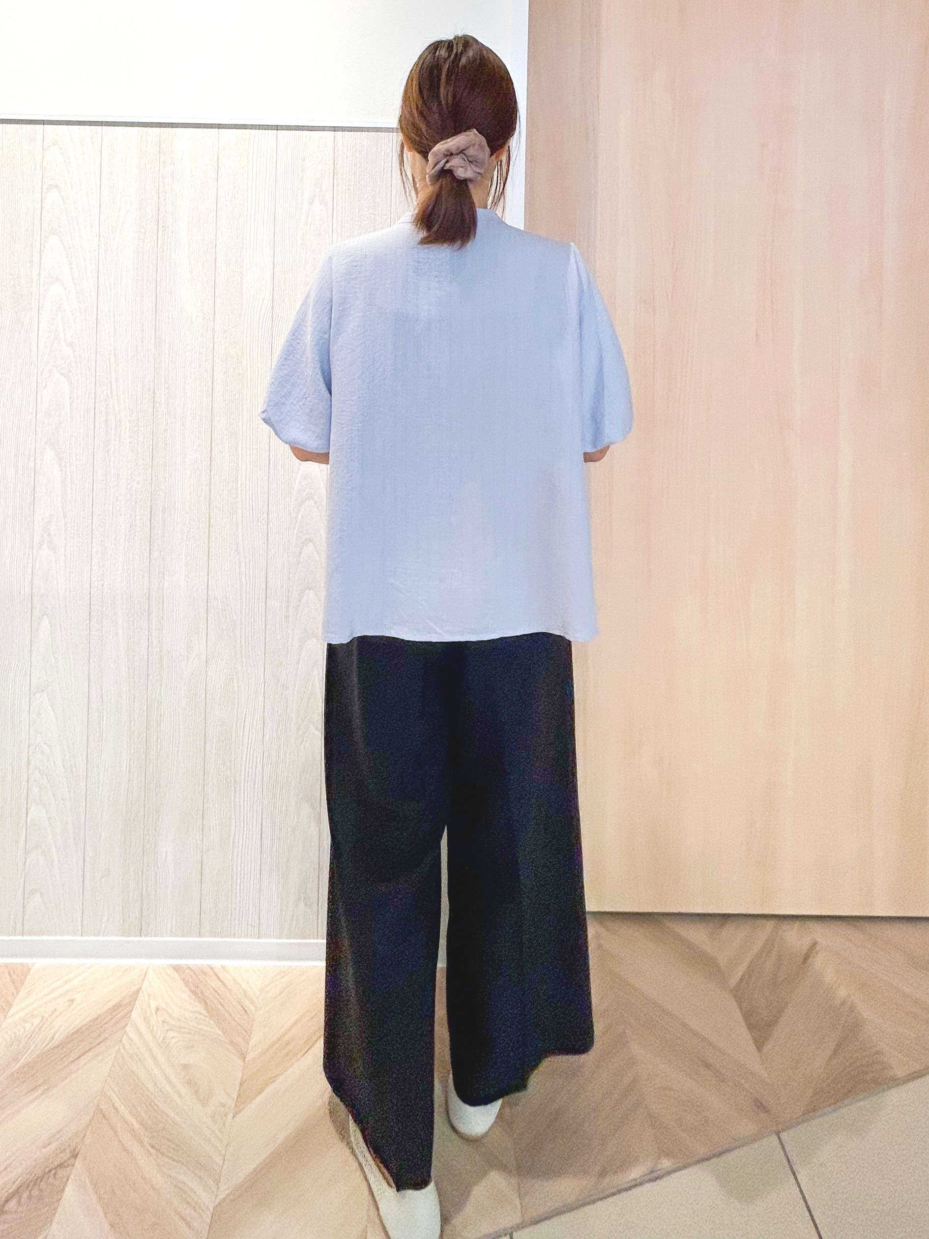 tomoさんの「SHOO･LA･RUE｜【洗濯機可】バルーンスリーブで二の腕カバー キーネック5分袖ブラウス」を使ったコーディネート