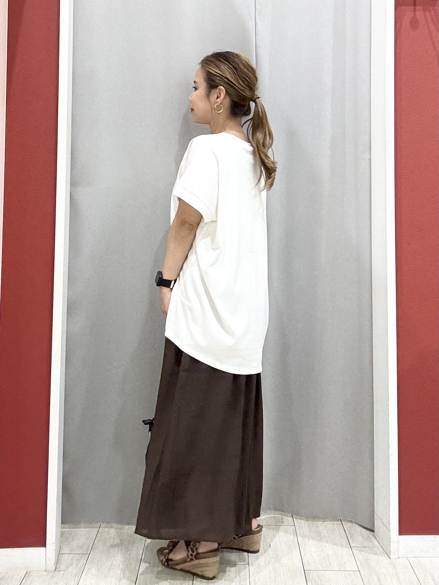 shioさんの「SHOO･LA･RUE｜【汗じみ防止/S-LL/体型カバー/洗濯機可】汗じみが気になりにくい 大人の刺繍ロゴTシャツ」を使ったコーディネート