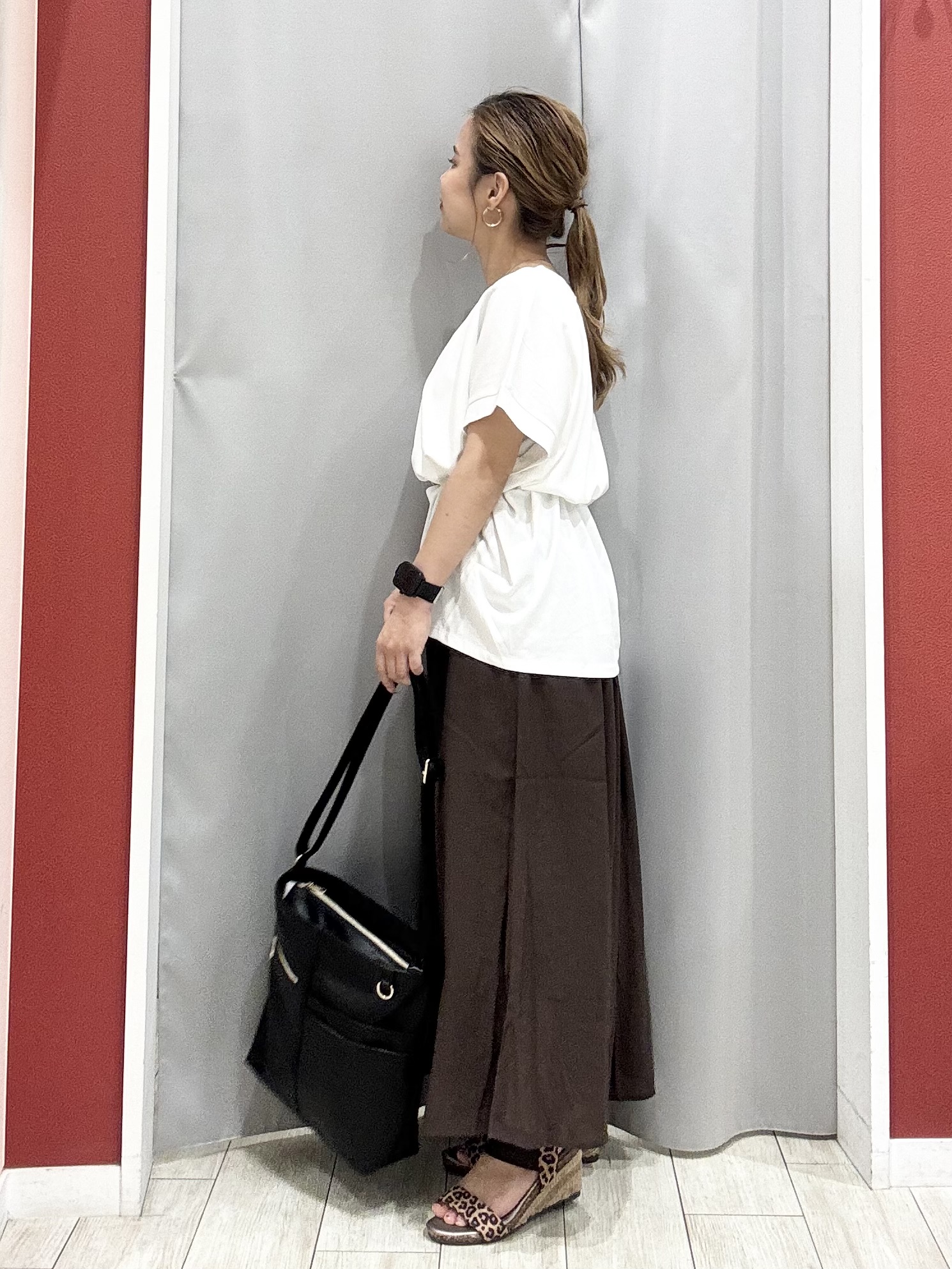 shioさんの「SHOO･LA･RUE｜【汗じみ防止/S-LL/体型カバー/洗濯機可】汗じみが気になりにくい 大人の刺繍ロゴTシャツ」を使ったコーディネート
