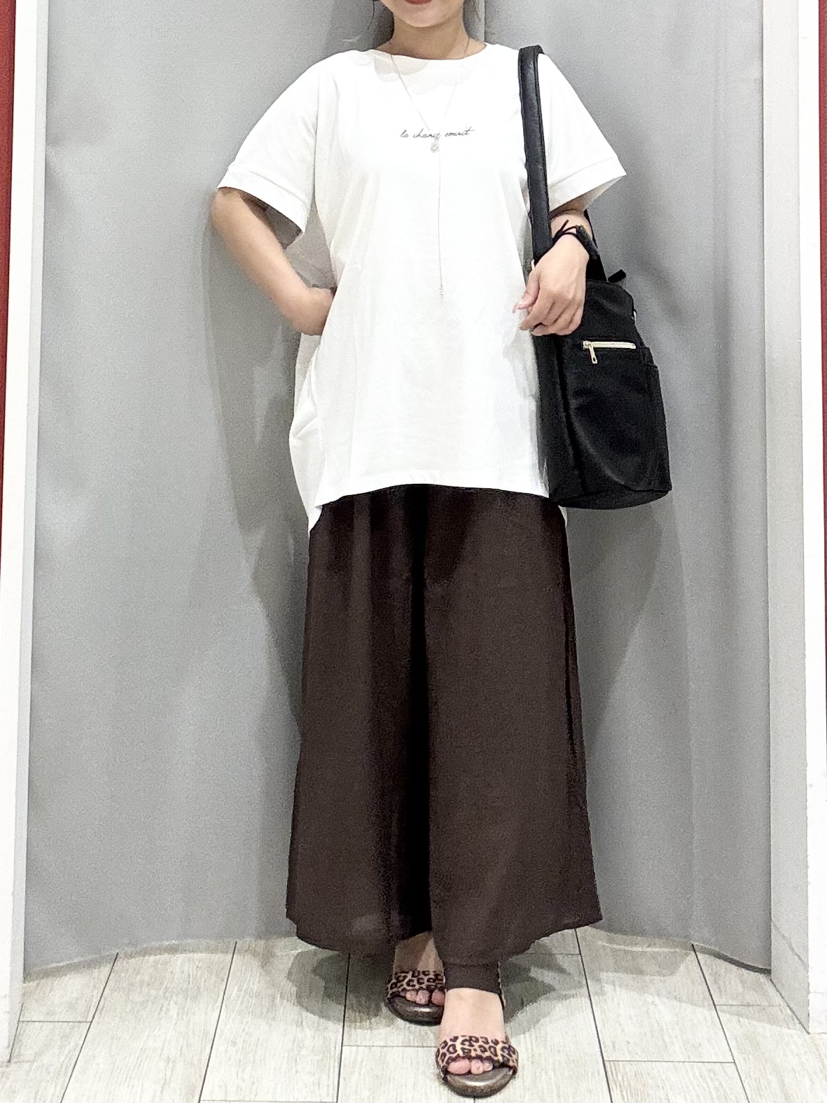 shioさんの「SHOO･LA･RUE｜【汗じみ防止/S-LL/体型カバー/洗濯機可】汗じみが気になりにくい 大人の刺繍ロゴTシャツ」を使ったコーディネート