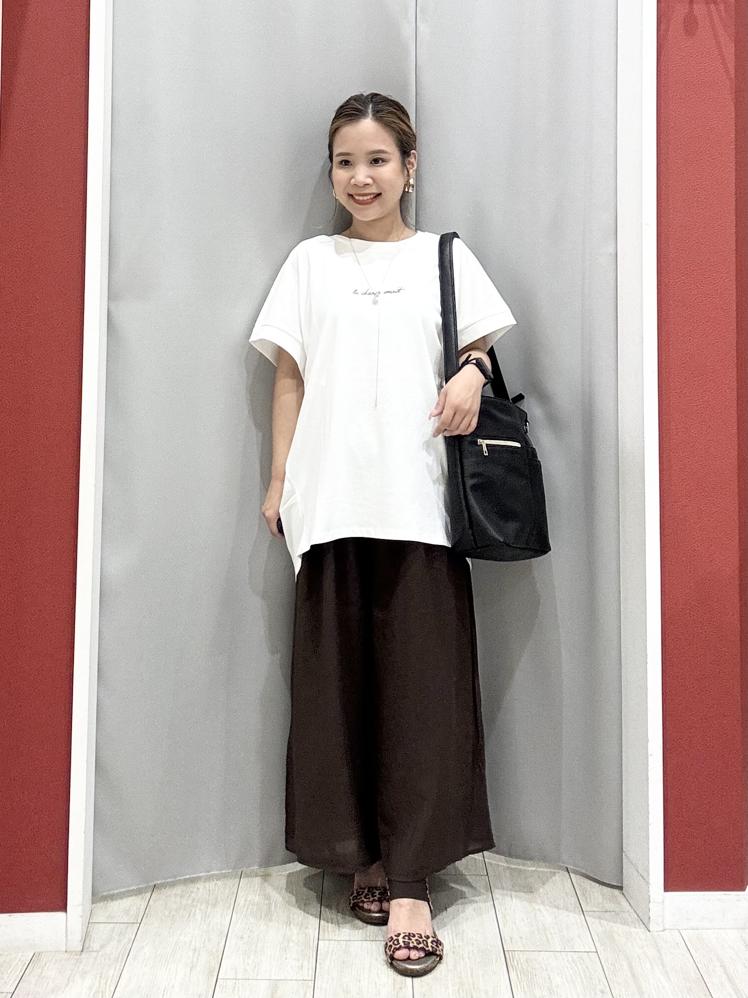shioさんの「SHOO･LA･RUE｜【汗じみ防止/S-LL/体型カバー/洗濯機可】汗じみが気になりにくい 大人の刺繍ロゴTシャツ」を使ったコーディネート
