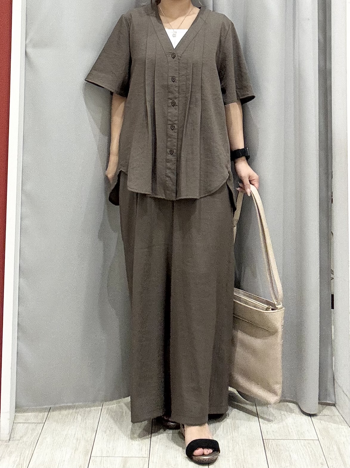 shioさんの「SHOO･LA･RUE｜【セットアップ可/洗濯機可】サラっと着られる 麻調Ⅴネックタックブラウス」を使ったコーディネート