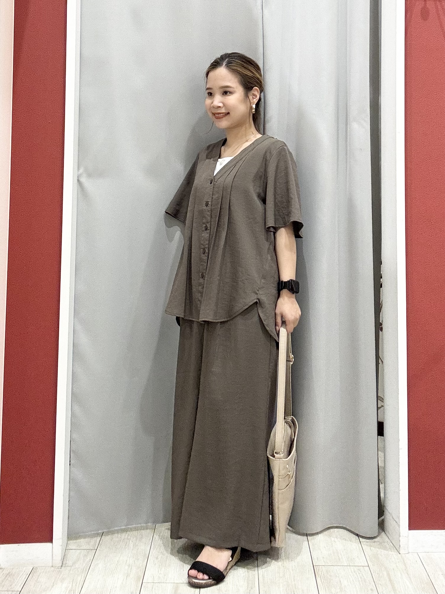 shioさんの「SHOO･LA･RUE｜【セットアップ可/洗濯機可】サラっと着られる 麻調Ⅴネックタックブラウス」を使ったコーディネート