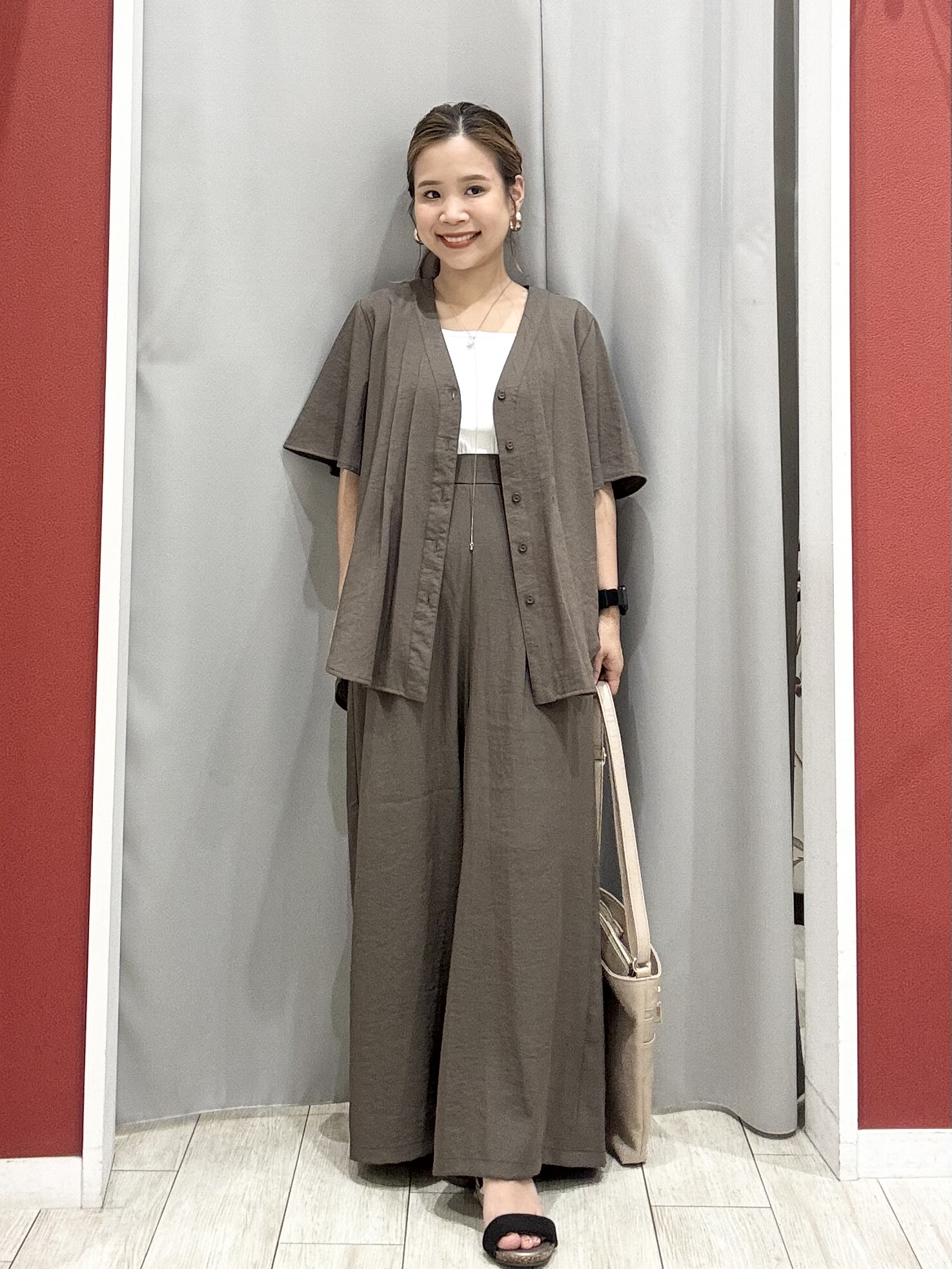 shioさんの「SHOO･LA･RUE｜【セットアップ可/洗濯機可】サラっと着られる 麻調Ⅴネックタックブラウス」を使ったコーディネート