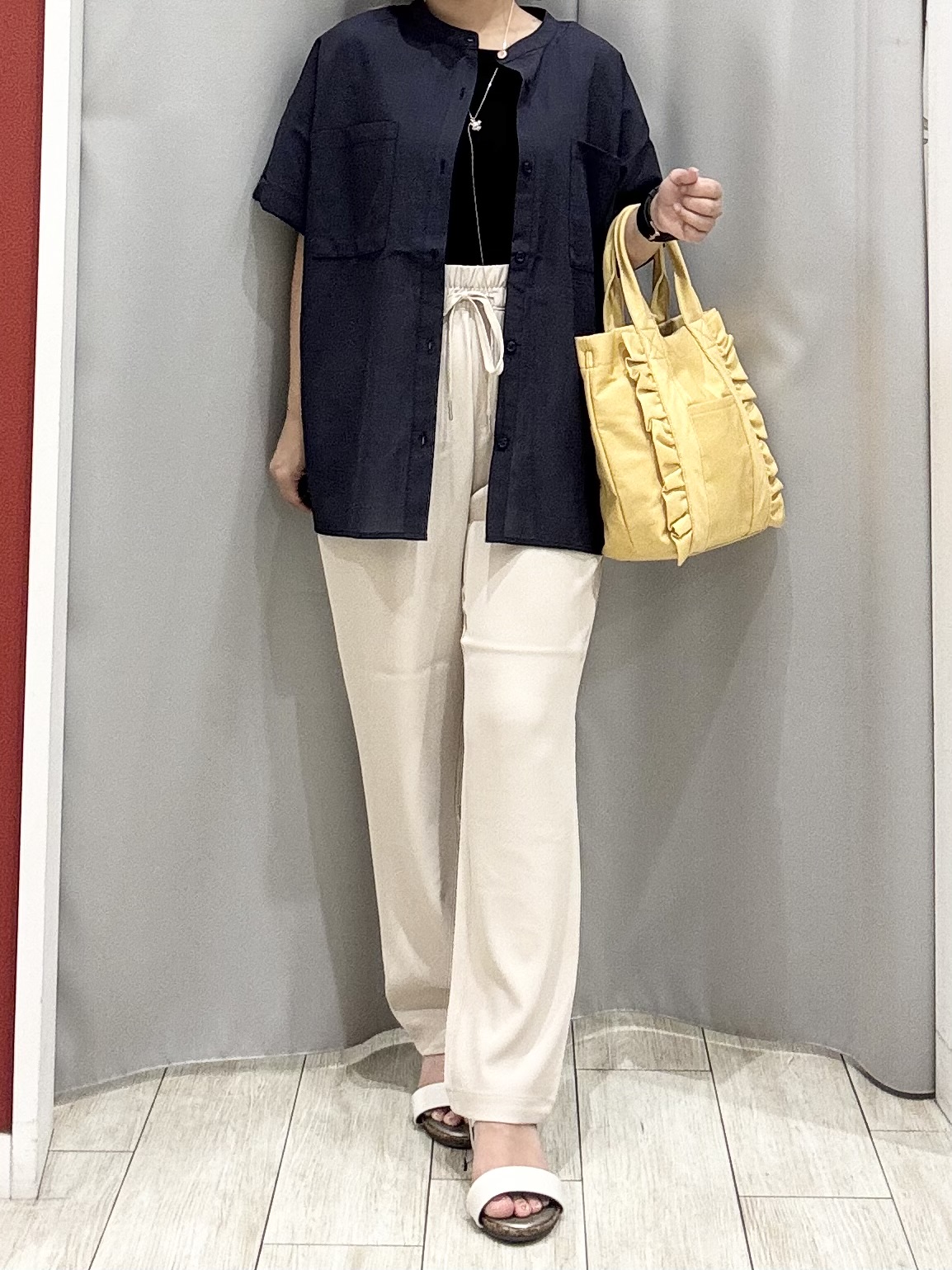 shioさんの「SHOO･LA･RUE｜【通気性〇/UV/S-LL】風が通り抜ける 半袖バンドカラーシアーシャツ」を使ったコーディネート