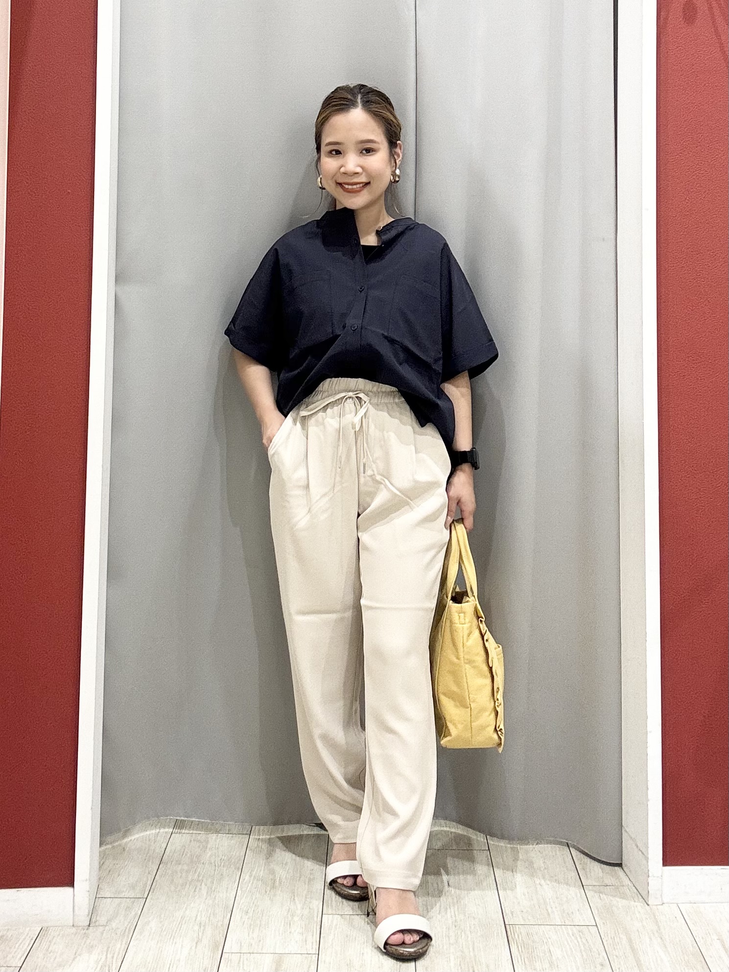 shioさんの「SHOO･LA･RUE｜【通気性〇/UV/S-LL】風が通り抜ける 半袖バンドカラーシアーシャツ」を使ったコーディネート