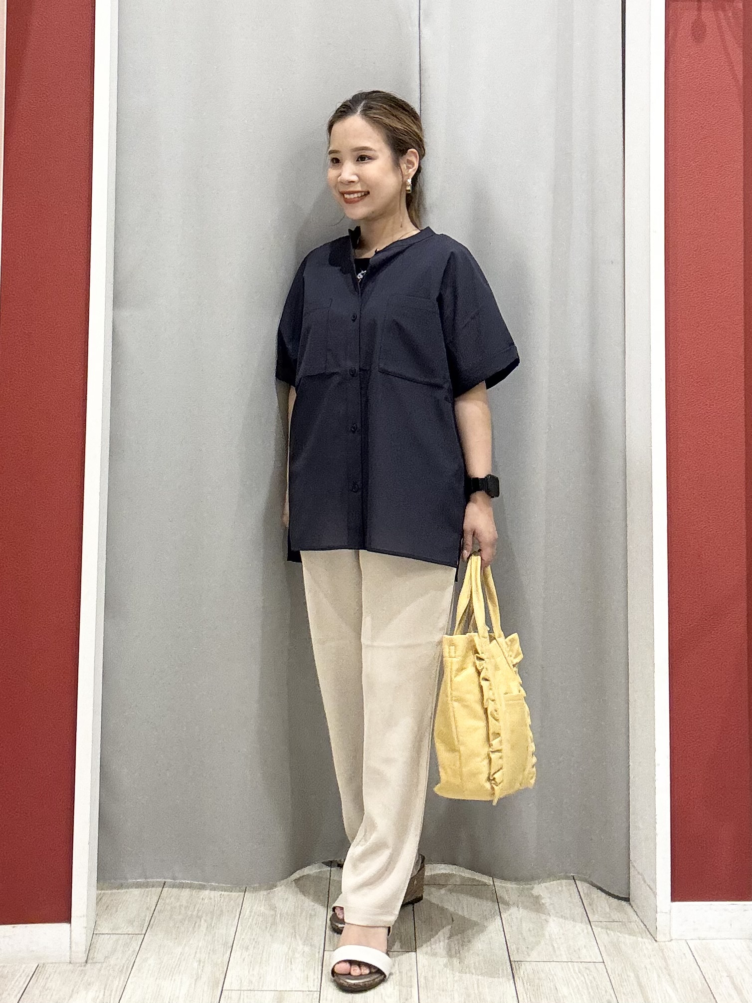 shioさんの「SHOO･LA･RUE｜【通気性〇/UV/S-LL】風が通り抜ける 半袖バンドカラーシアーシャツ」を使ったコーディネート