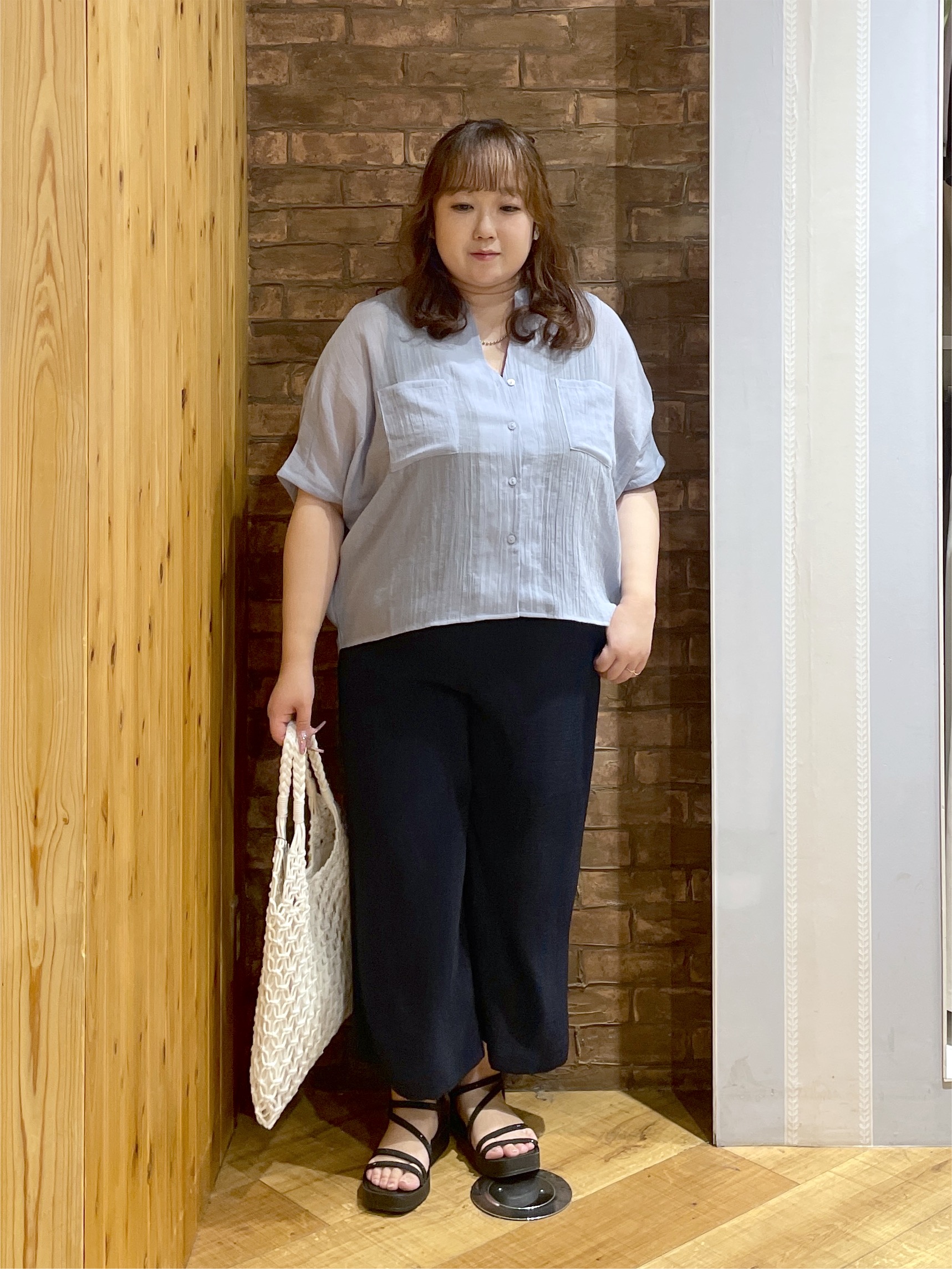 Risaさんの「SHOO･LA･RUE｜【洗濯機可/選べる6色】程よいシアー感が涼し気 ゆったりワッシャードルマンブラウス」を使ったコーディネート