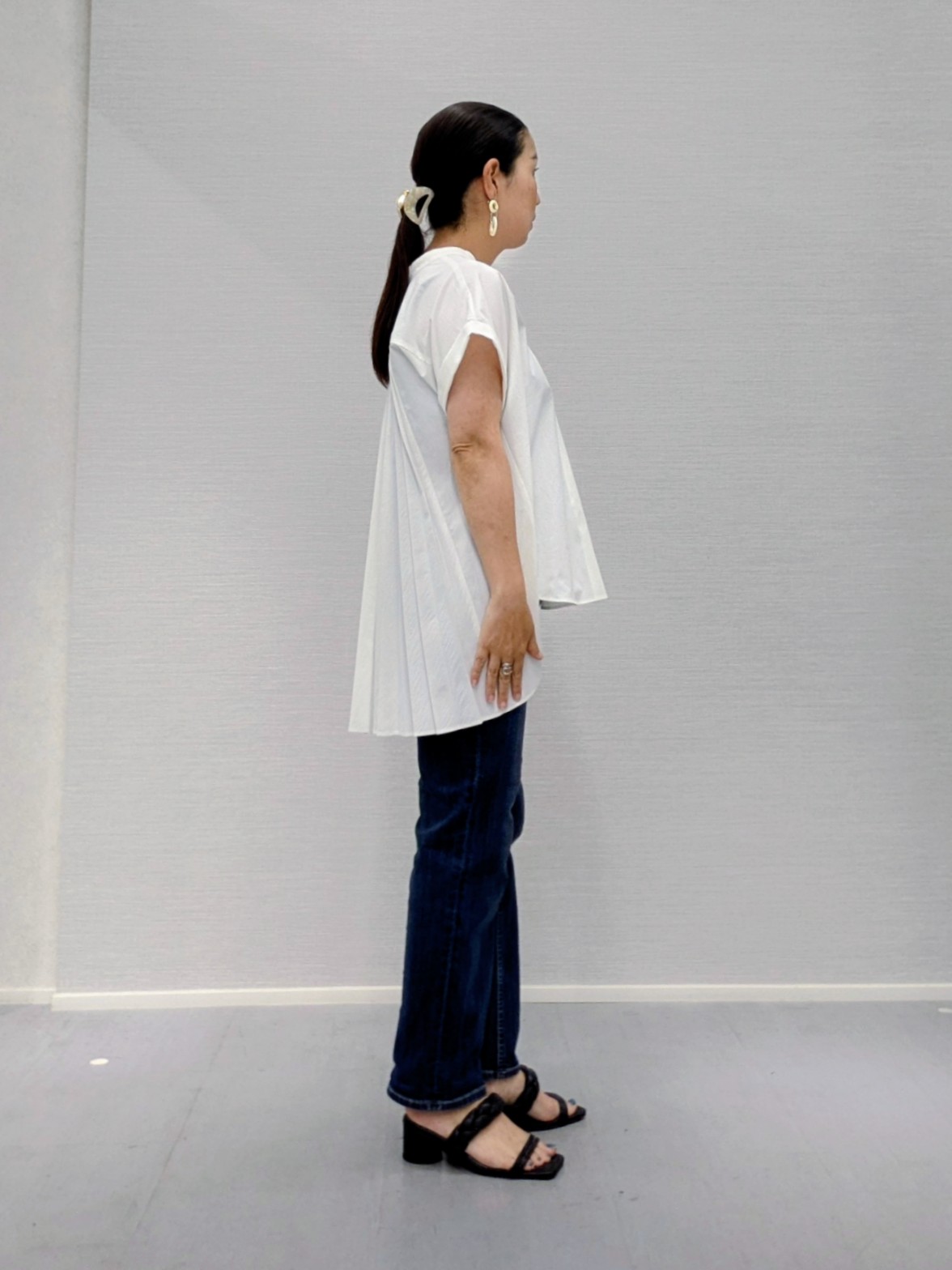 makkyさんの「UNTITLED｜【吸水速乾/接触冷感】バックプリーツデザインブラウス」を使ったコーディネート