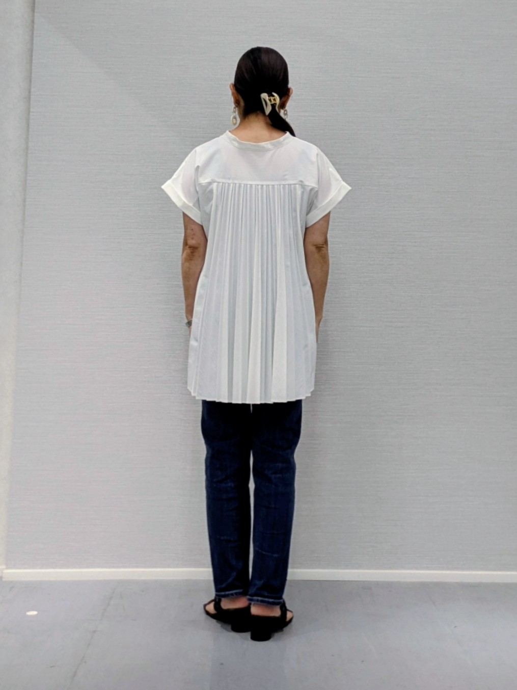 makkyさんの「UNTITLED｜【吸水速乾/接触冷感】バックプリーツデザインブラウス」を使ったコーディネート
