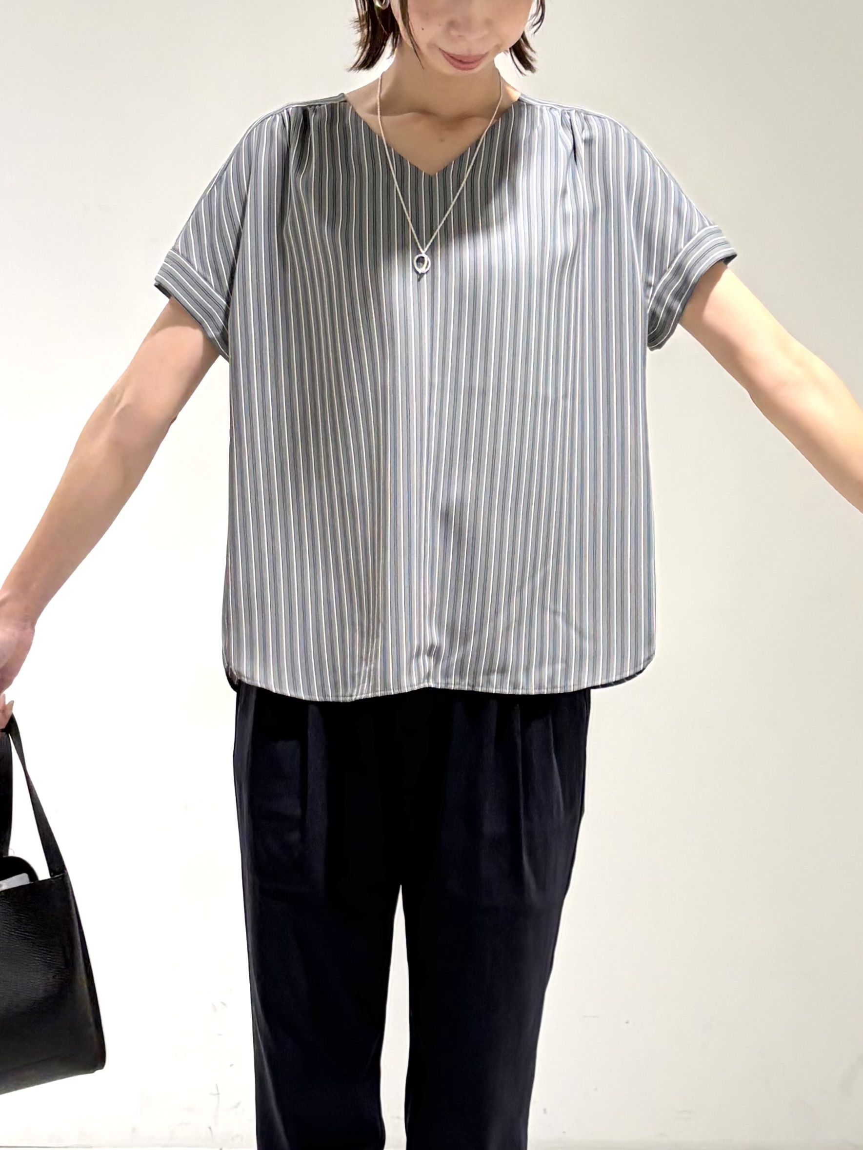 shioriさんの「INDIVI｜【洗える／スーツインナー／UVケア】Vネックストライプブラウス」を使ったコーディネート