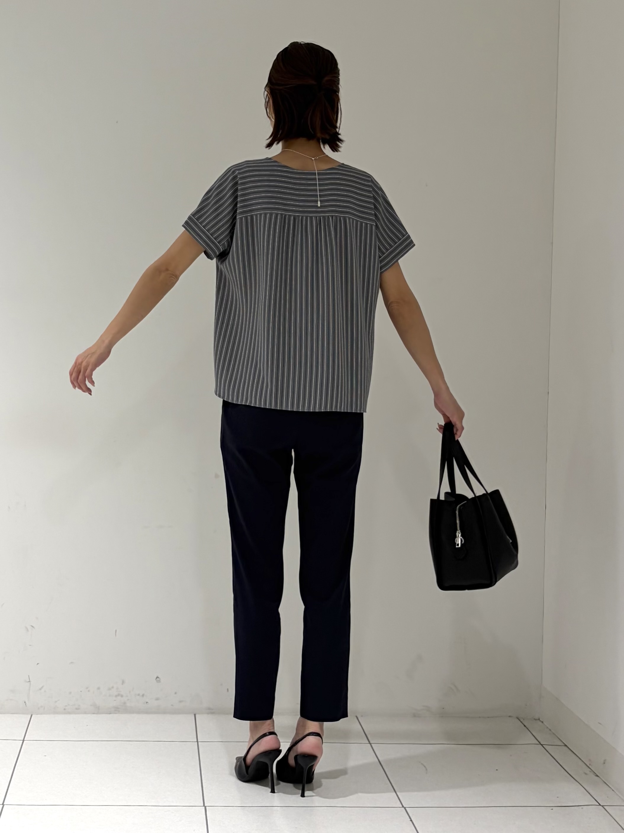 shioriさんの「INDIVI｜【洗える／スーツインナー／UVケア】Vネックストライプブラウス」を使ったコーディネート