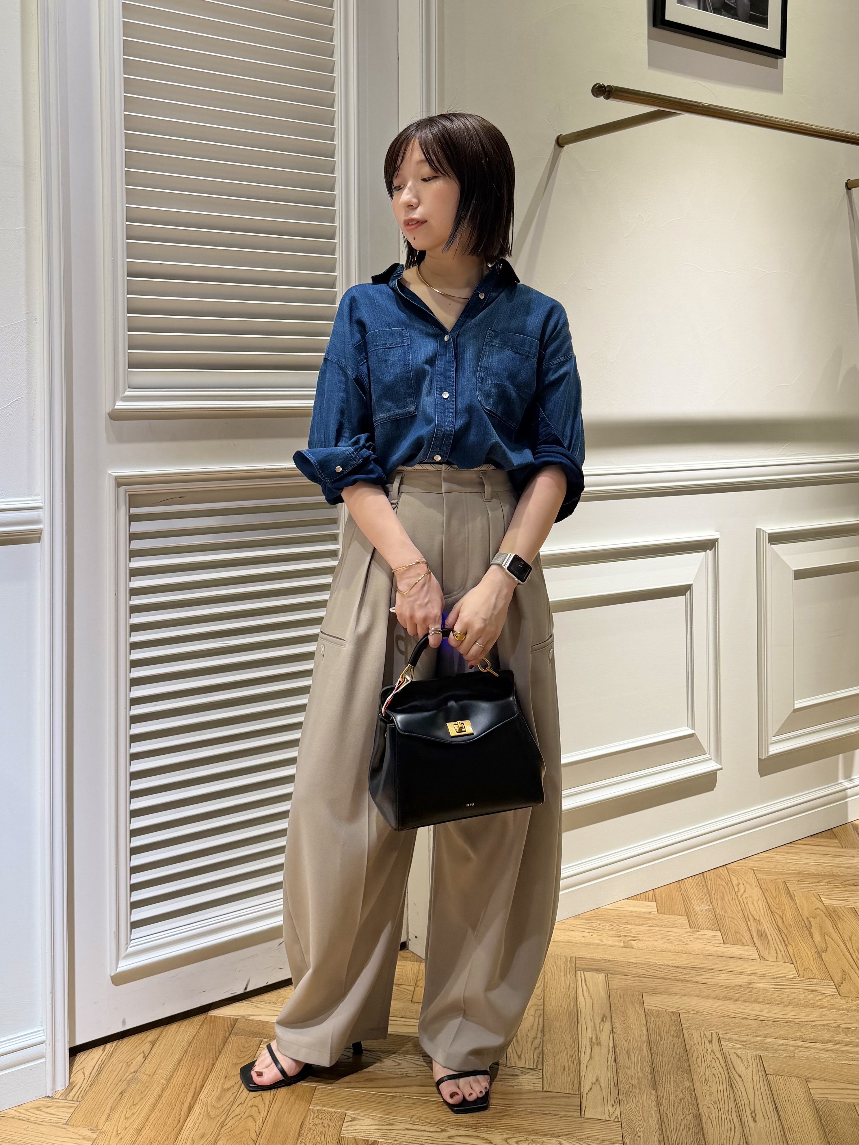 つじ まこさんの「DRESSTERIOR｜【涼しく着映え】シアーデニムシャツ」を使ったコーディネート