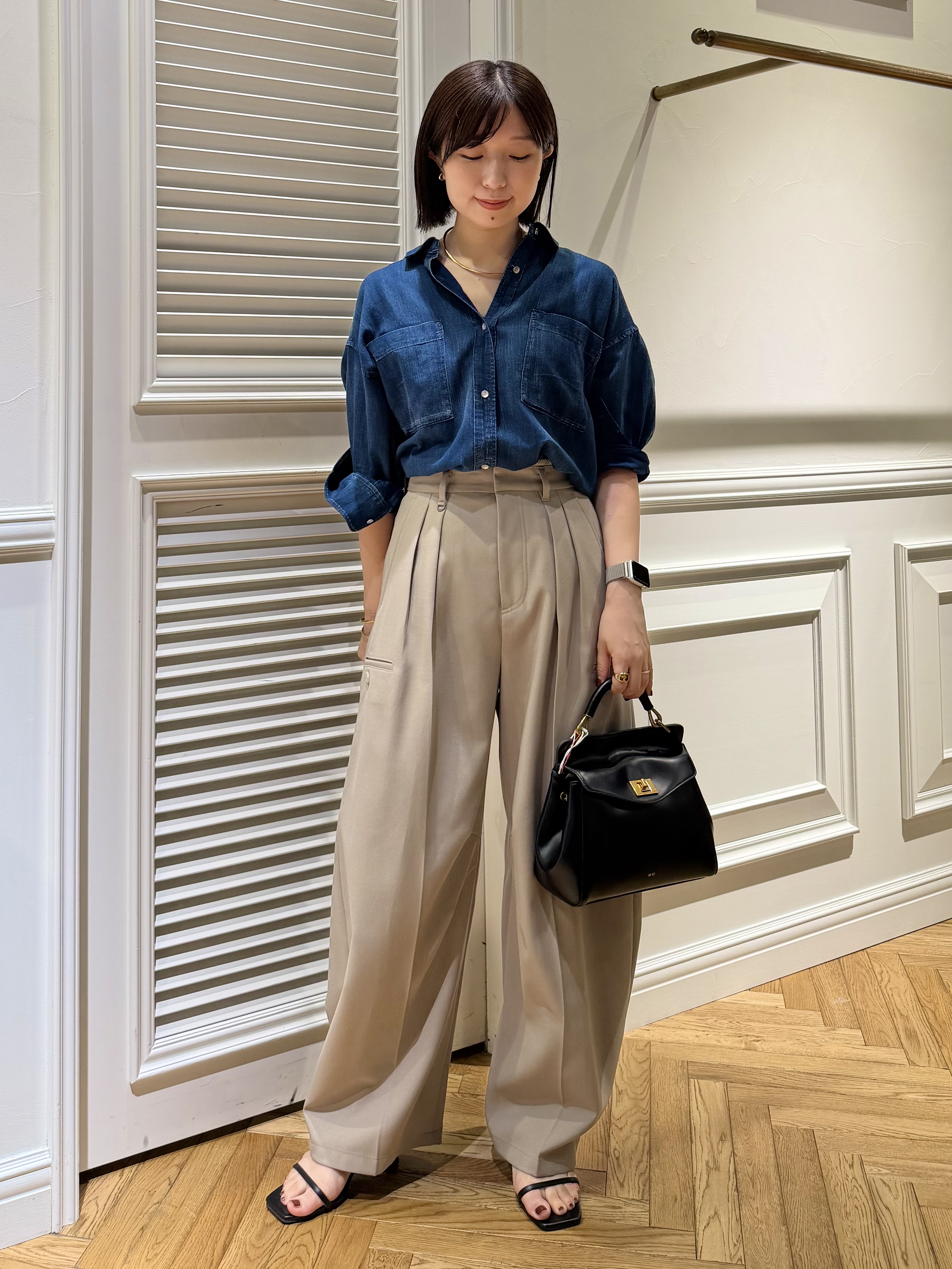 つじ まこさんの「DRESSTERIOR｜【涼しく着映え】シアーデニムシャツ」を使ったコーディネート