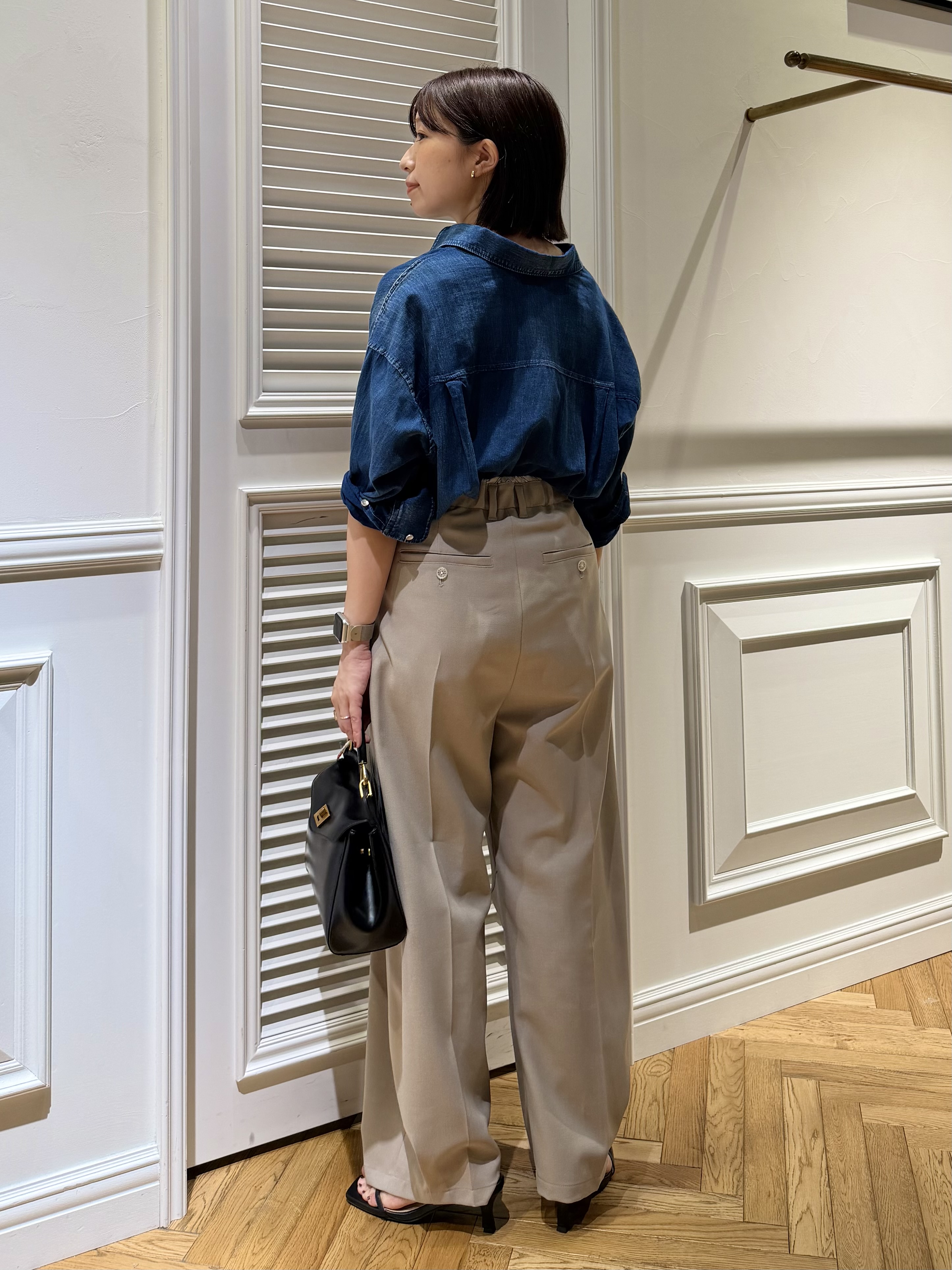 つじ まこさんの「DRESSTERIOR｜【涼しく着映え】シアーデニムシャツ」を使ったコーディネート