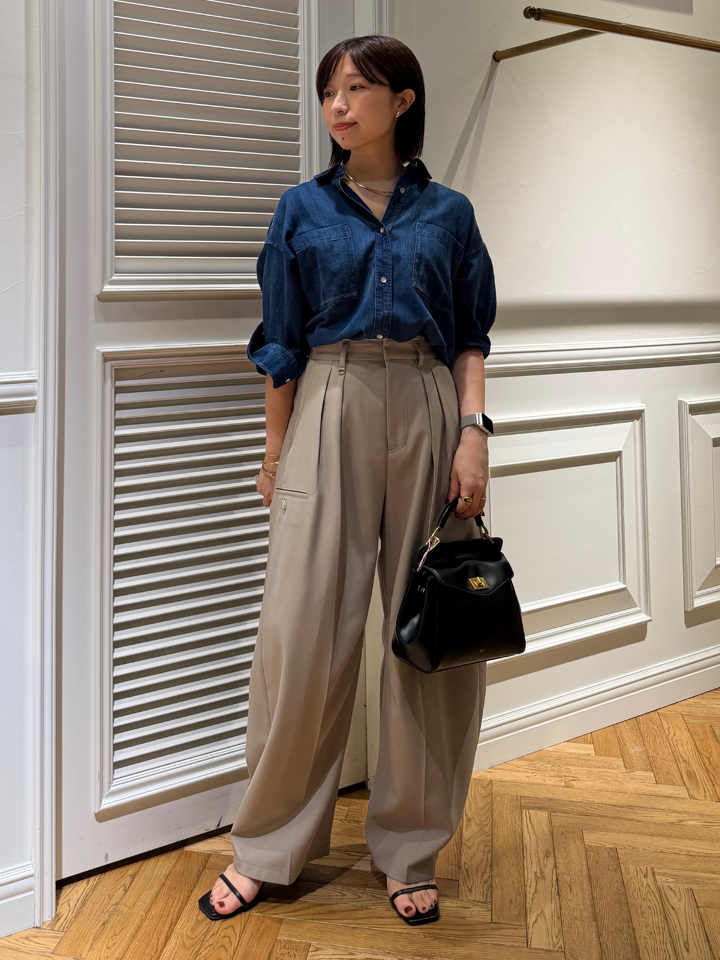 つじ まこさんの「DRESSTERIOR｜【涼しく着映え】シアーデニムシャツ」を使ったコーディネート